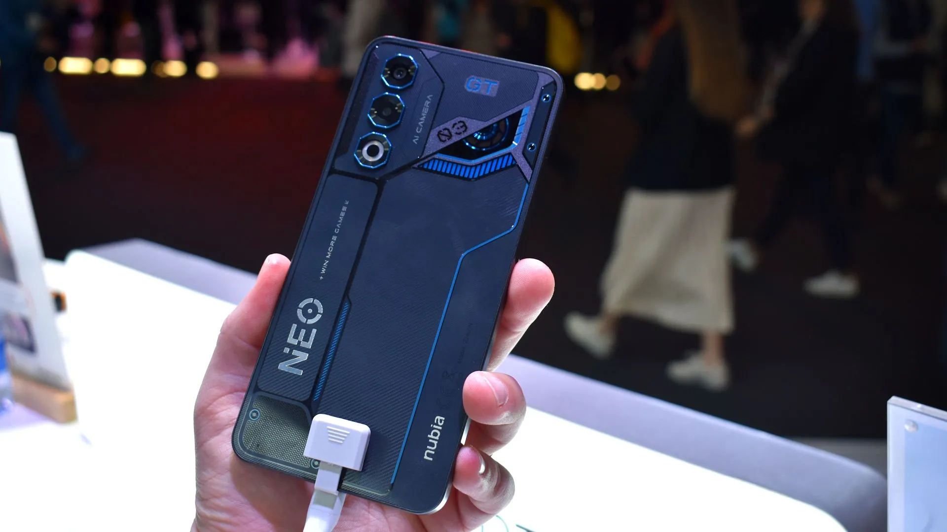 Mặt sau điện thoại Nubia Neo 3 GT 5G màu đen và xanh dương tại MWC 2025