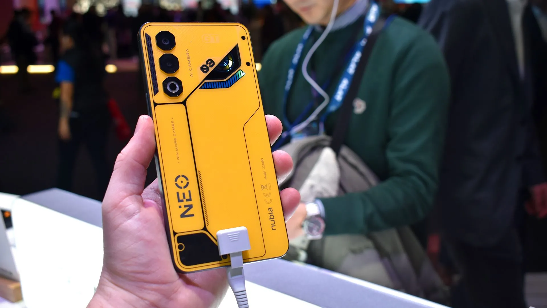 Mặt sau điện thoại Nubia Neo 3 GT 5G màu vàng tại MWC 2025
