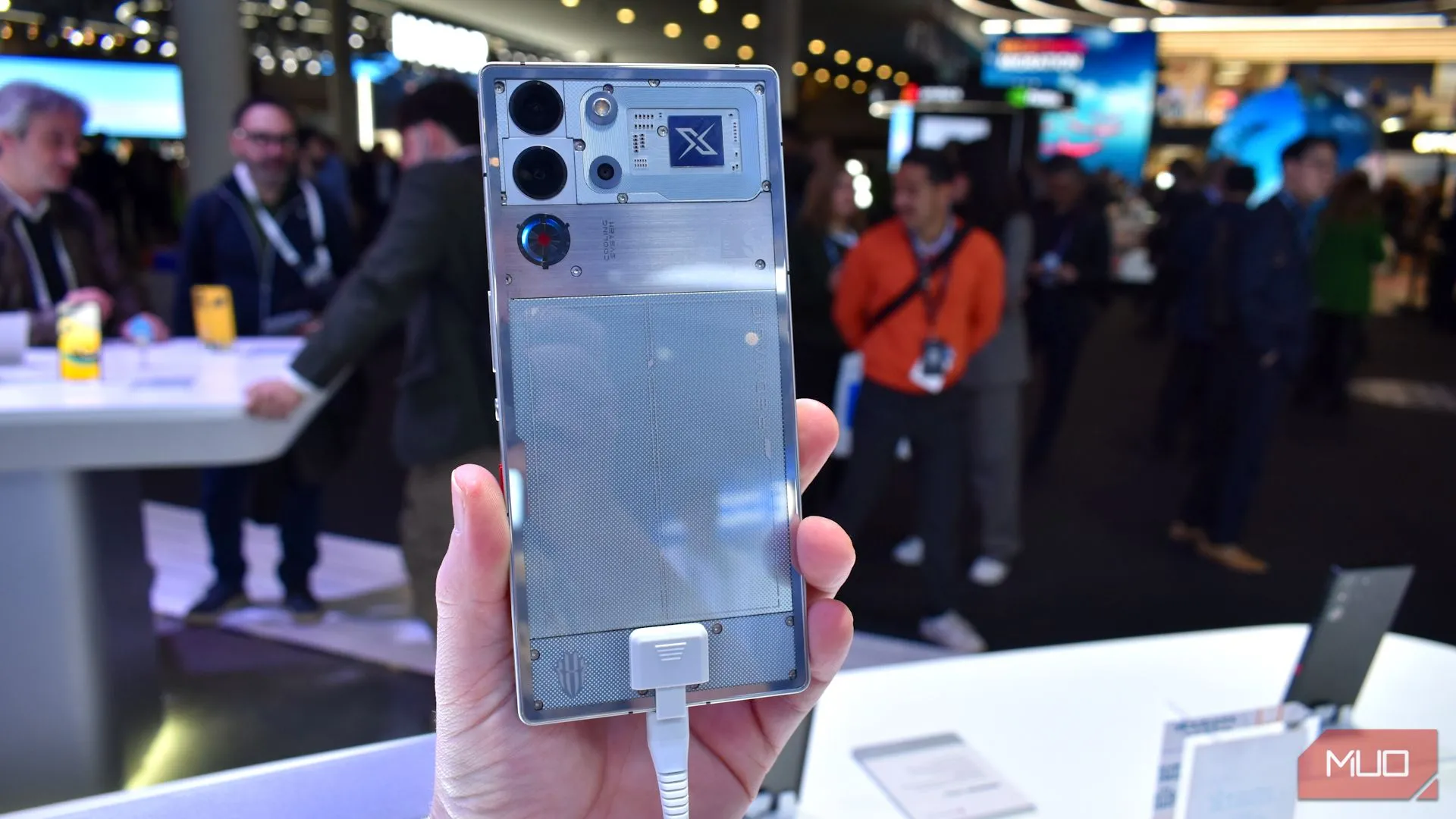 Mặt sau điện thoại RedMagic 10 Pro tại MWC 2025