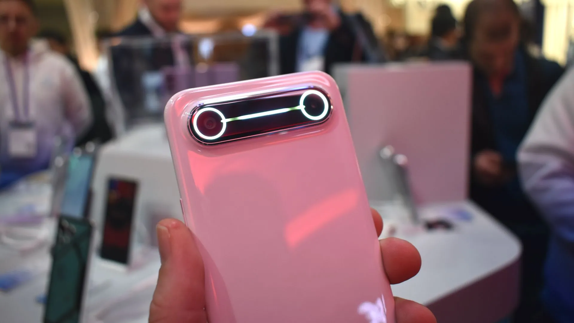 Mặt sau và cụm camera điện thoại Tecno Spark Slim Concept tại MWC 2025