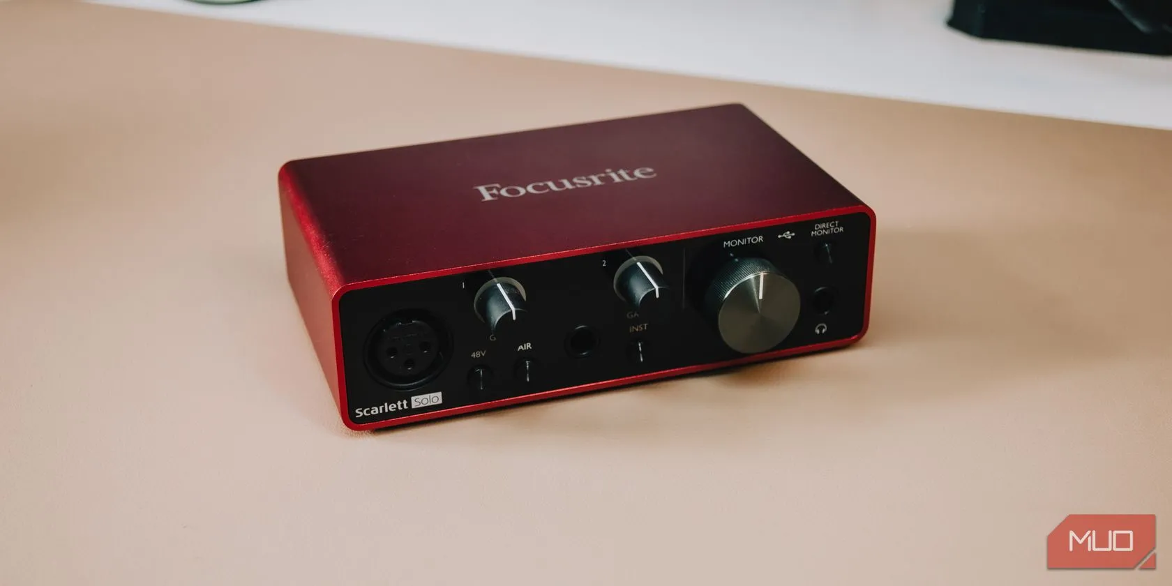 Mặt trước của giao diện âm thanh Focusrite Scarlett Solo Gen 3 với nút Air