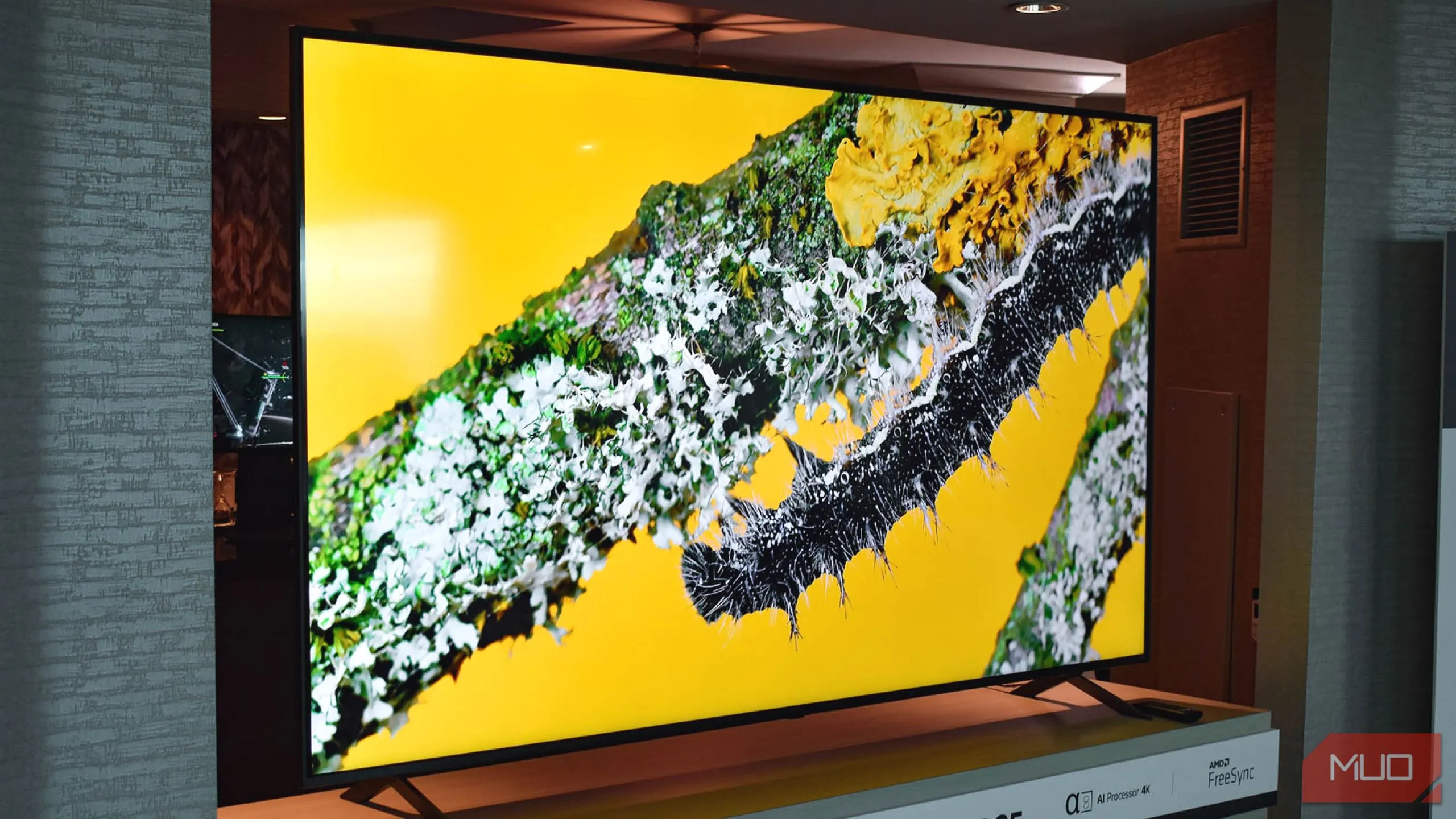 Mẫu TV LG QNED85 86 inch hiển thị nội dung, minh họa khả năng tích hợp AI đọc vị cảm xúc để cá nhân hóa quảng cáo