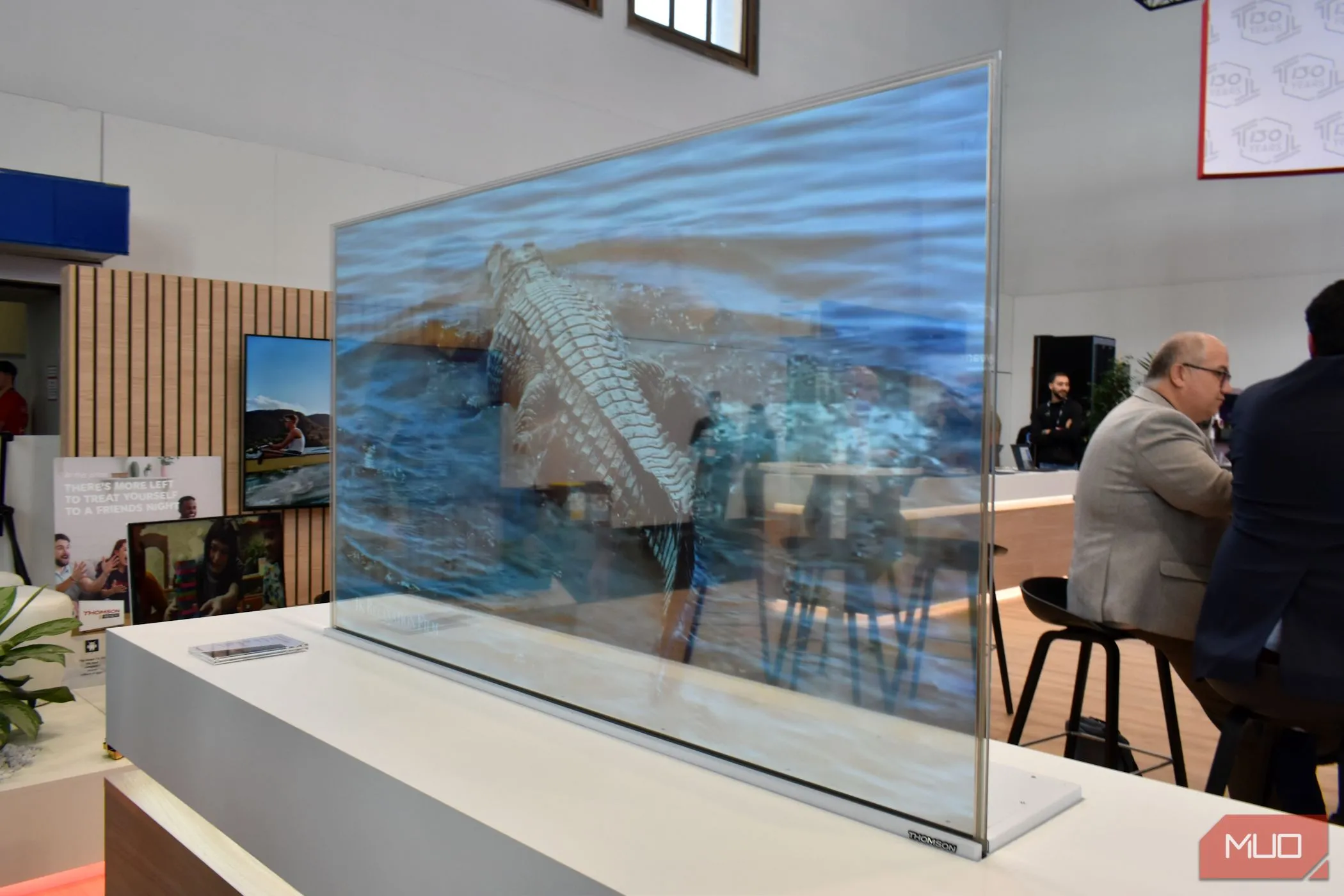 Mẫu TV OLED trong suốt Thomson Scenium tại IFA 2023 thể hiện thiết kế mỏng và đột phá