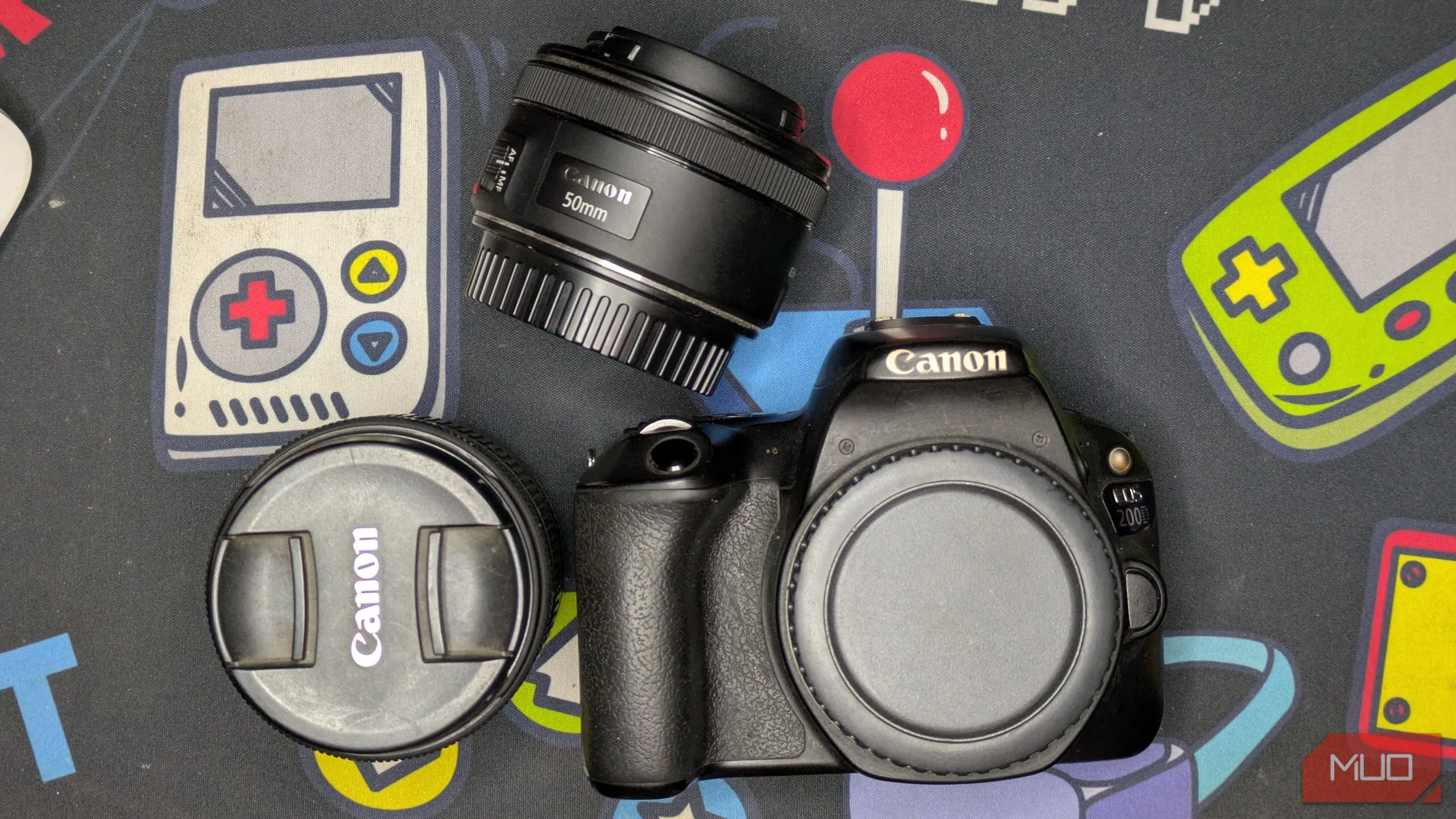 Máy ảnh Canon 200D cùng ống kính 18-55mm và 50mm, biểu tượng của sự đồng hành lâu dài với người học nhiếp ảnh