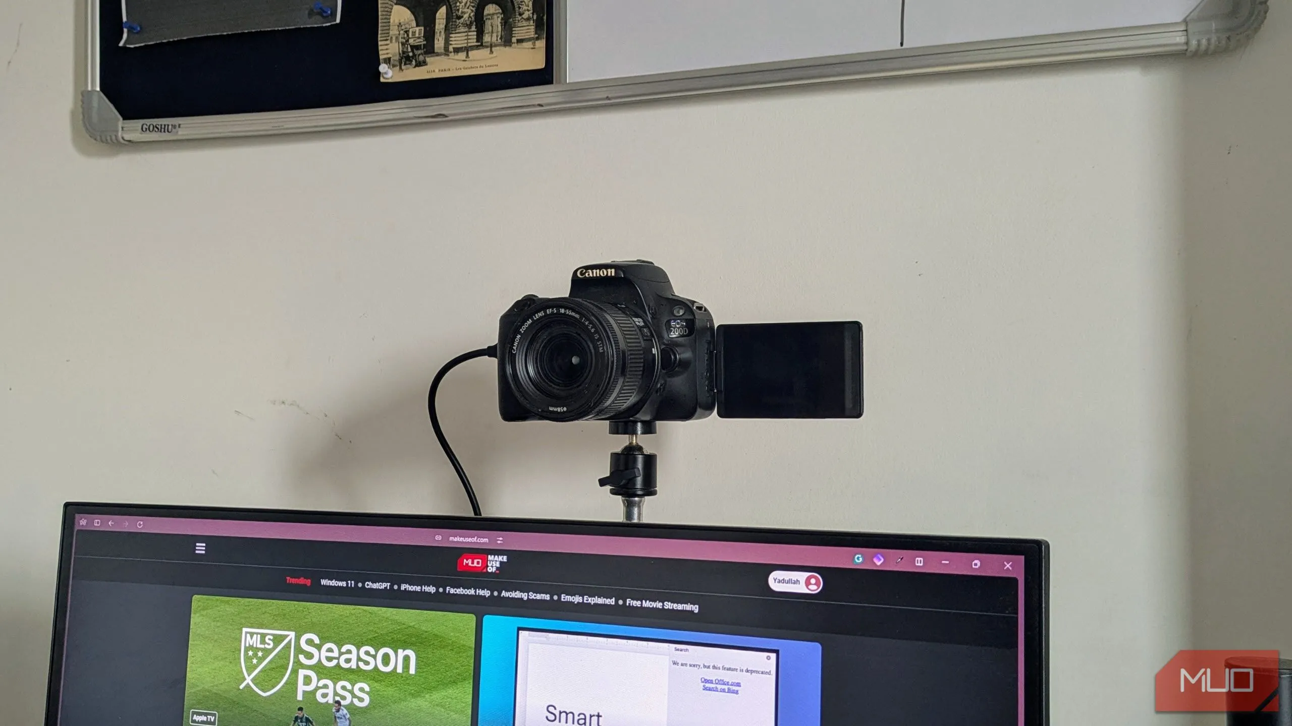 Máy ảnh DSLR Canon kết nối với màn hình để hiển thị hình ảnh trực tiếp, phục vụ quay video hoặc livestream chuyên nghiệp