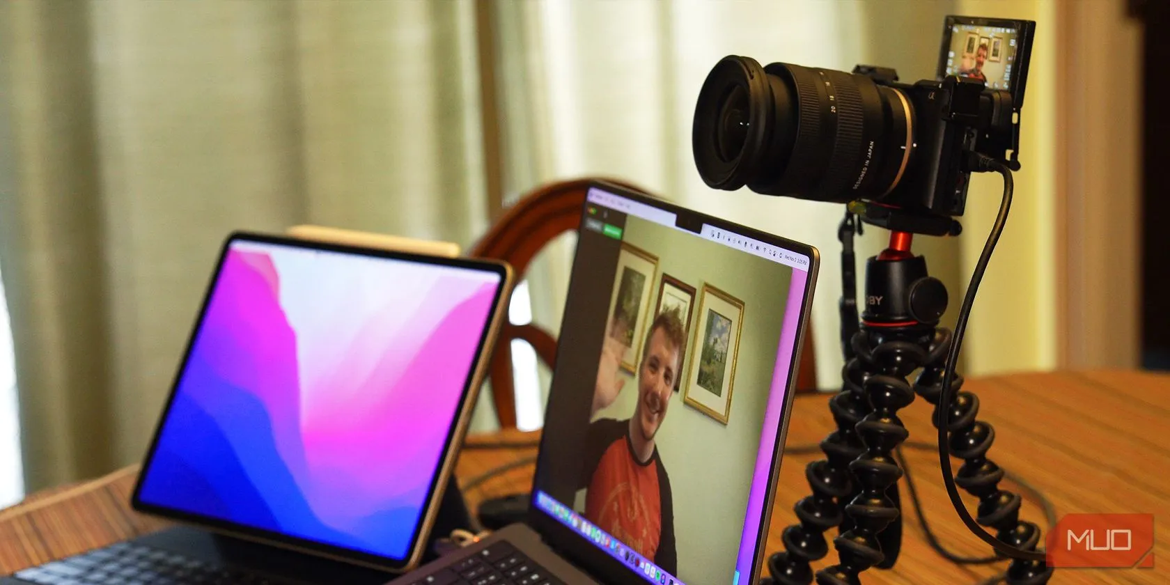 Máy ảnh DSLR kết nối với MacBook Pro qua capture card, minh họa việc sử dụng DSLR như một webcam chất lượng cao cho các thiết lập làm việc chuyên nghiệp.