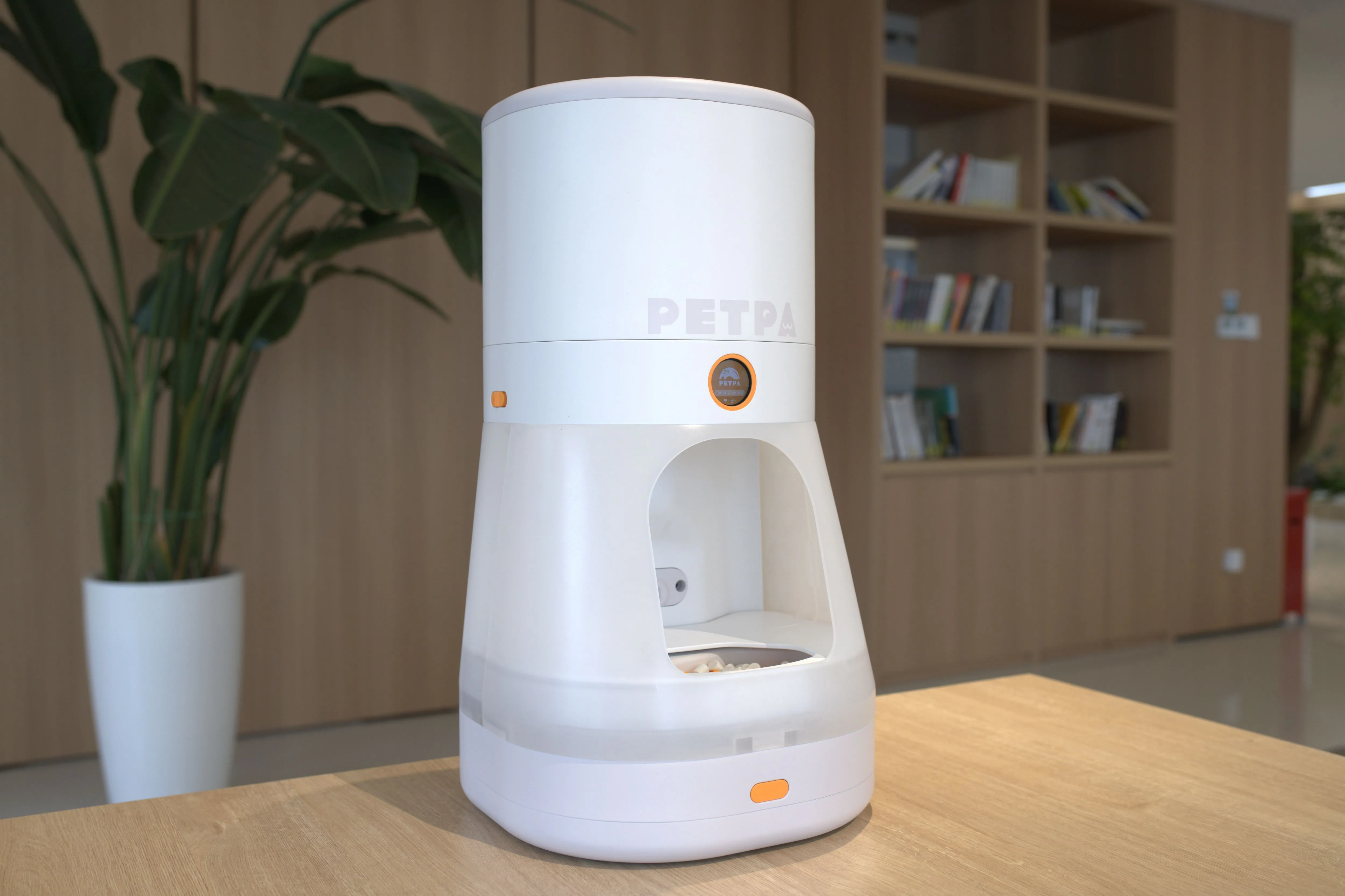 Máy cho ăn tự động PETPA Multi-Pet Feeder đặt trên bàn