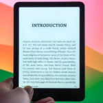 Máy đọc sách Amazon Kindle Paperwhite Signature Edition hiển thị nội dung, minh họa tính năng tóm tắt series sách.
