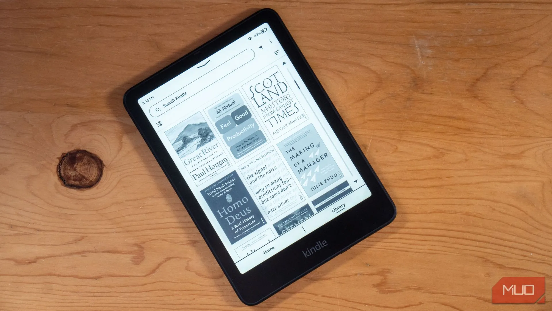 Máy đọc sách điện tử Amazon Kindle Paperwhite Signature Edition trên bàn làm việc