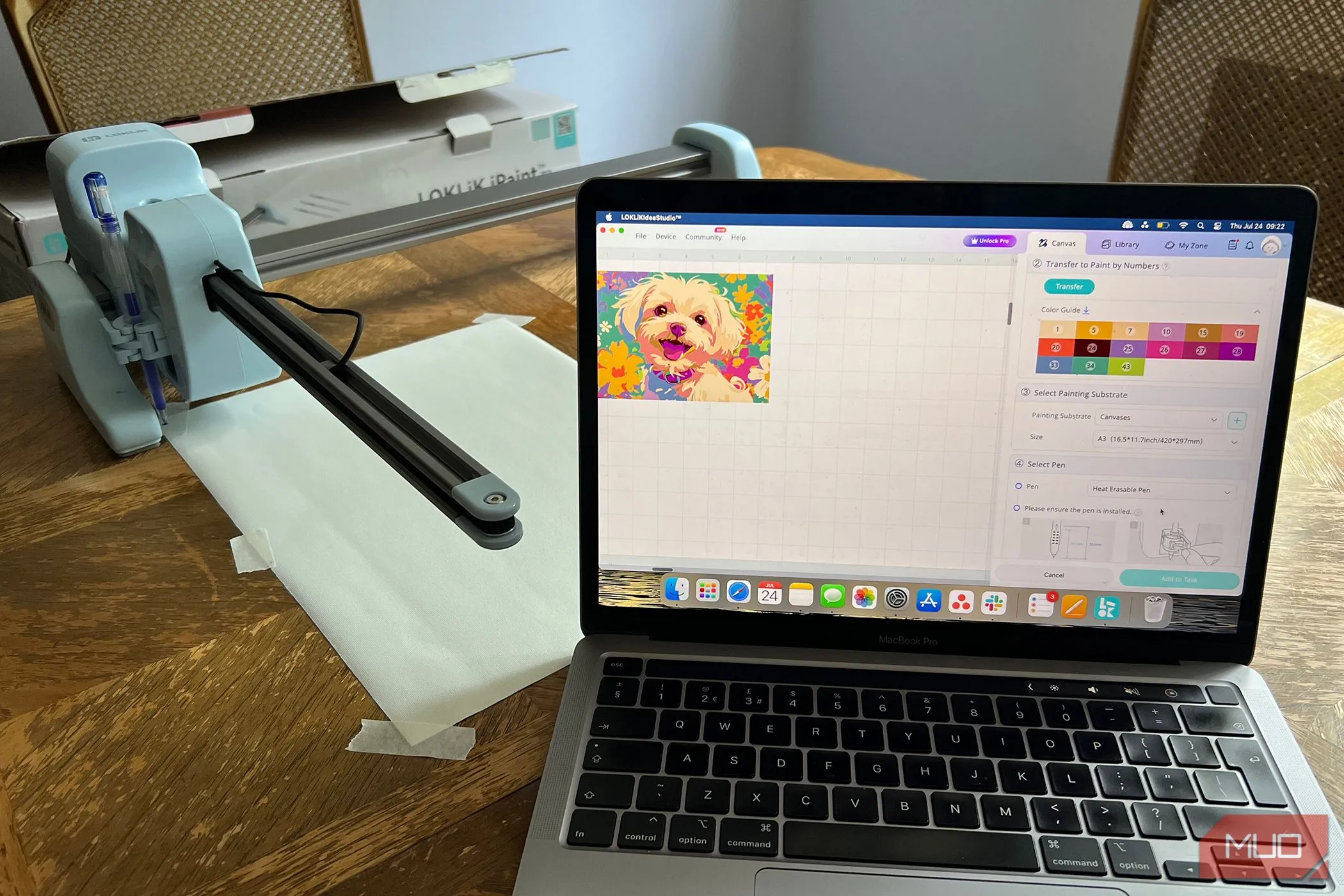Máy LOKLiK iPaint với canvas trắng và hình ảnh gốc hiển thị trên màn hình MacBook
