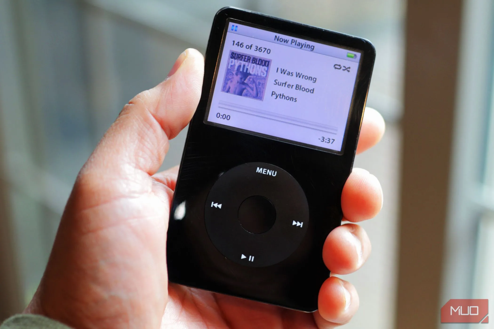 Máy nghe nhạc MP3 iPod Classic hoài niệm trong tay người dùng