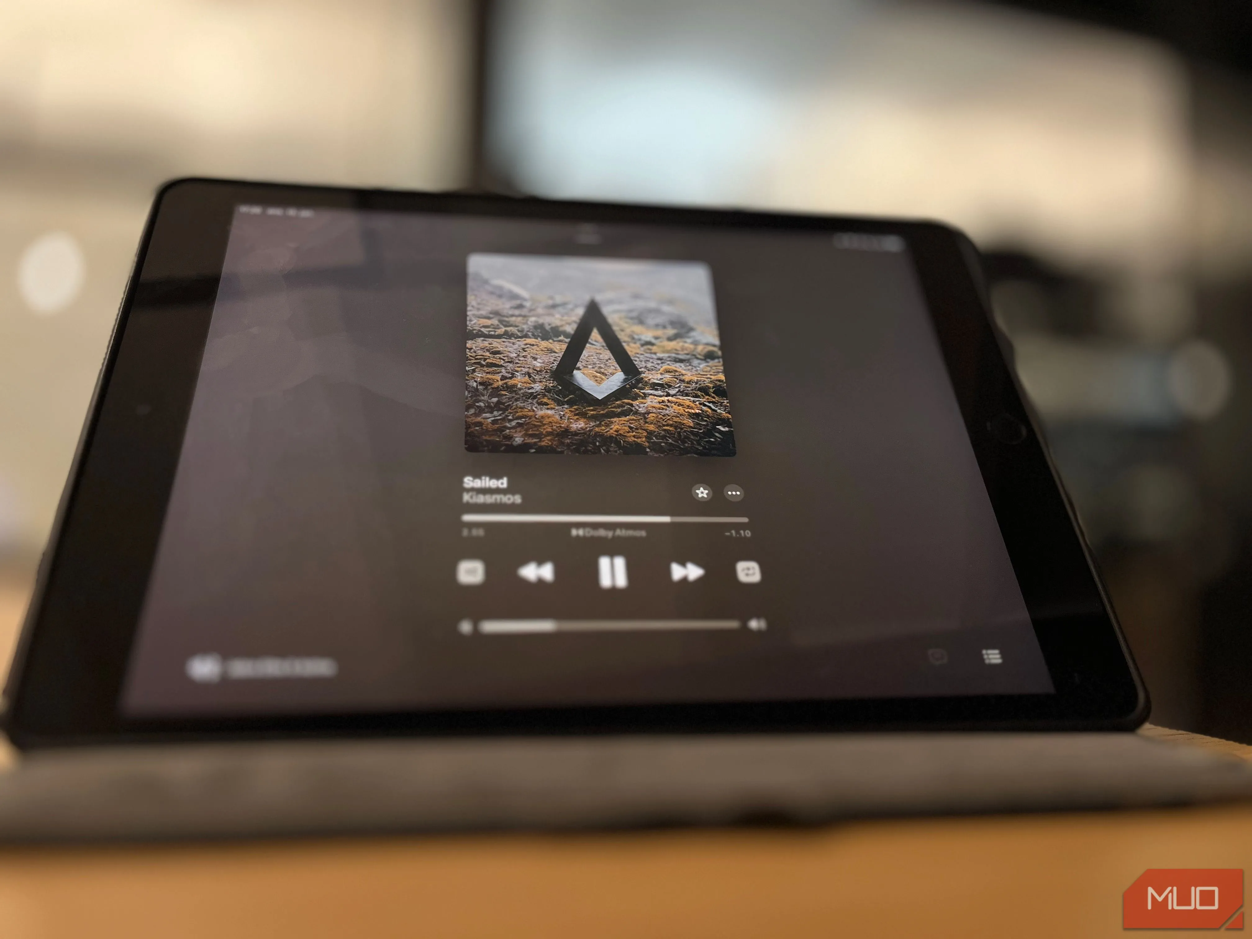 Máy tính bảng iPad đặt trên bàn, được sử dụng để giải trí khi đi du lịch