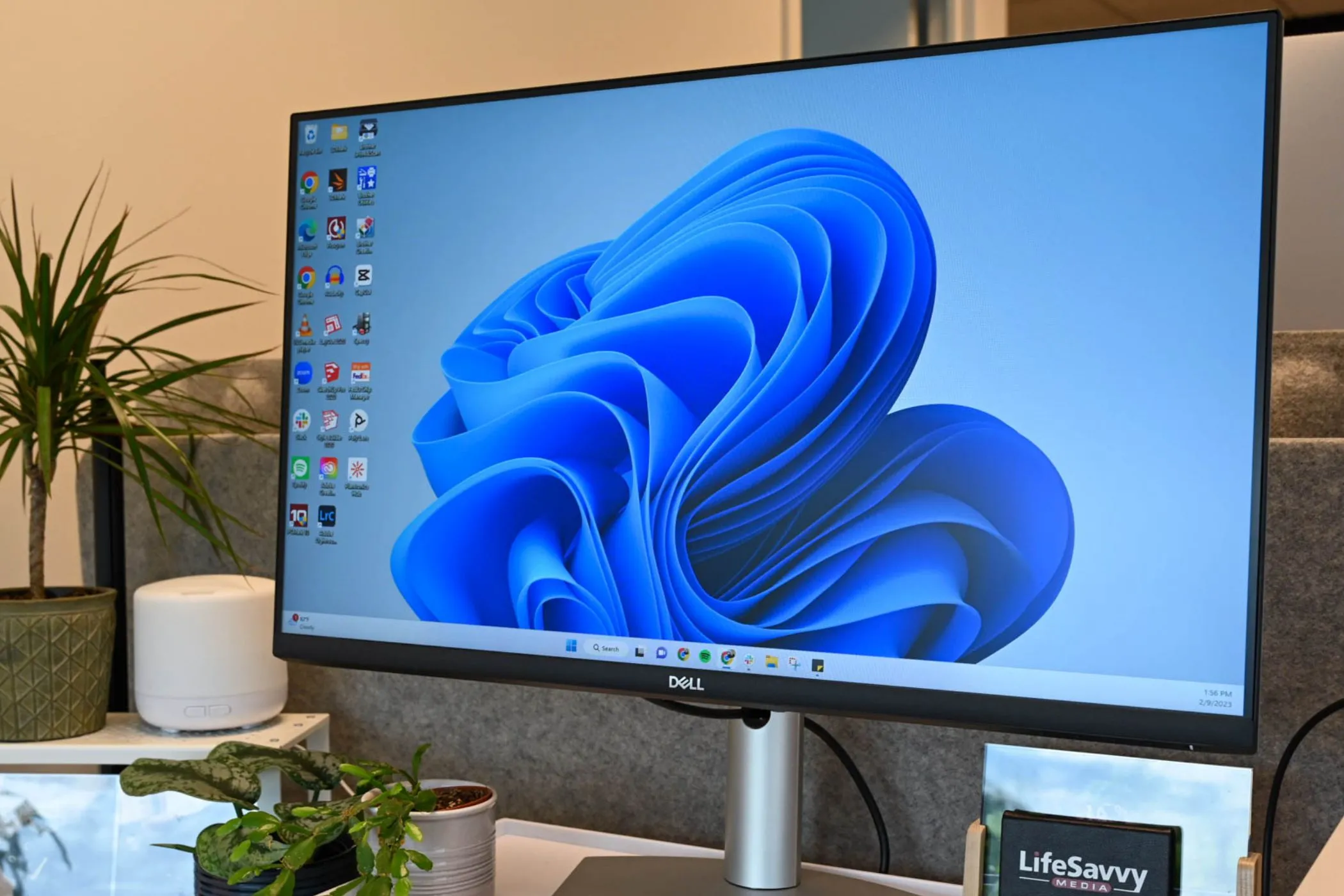 Máy tính để bàn hiển thị giao diện người dùng của hệ điều hành Windows 11