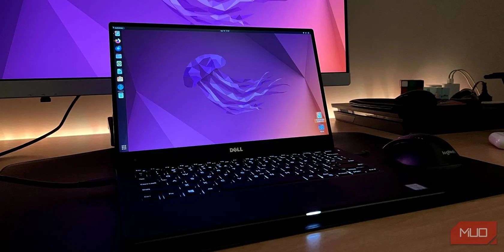 Máy tính Dell XPS 13 chạy bản phân phối Ubuntu của Linux, biểu tượng cho khả năng tùy biến và linh hoạt