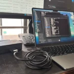 Máy tính MacBook và màn hình ngoài kết nối qua hub USB-C thể hiện sự tiêu thụ năng lượng khi làm việc