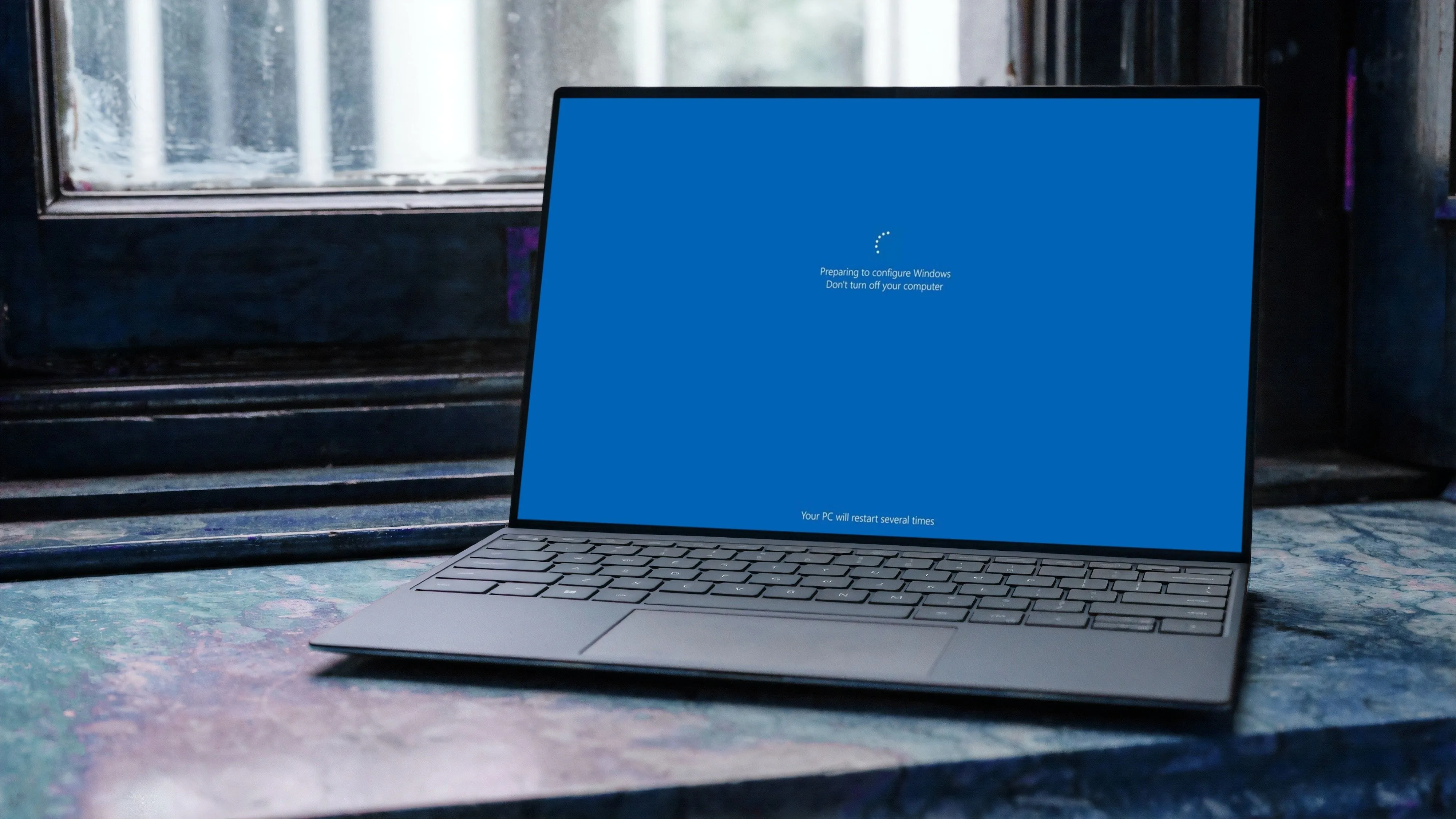 Máy tính xách tay chạy Windows 11 đang cài đặt các bản cập nhật mới, biểu thị sự hỗ trợ liên tục và phát triển của hệ điều hành