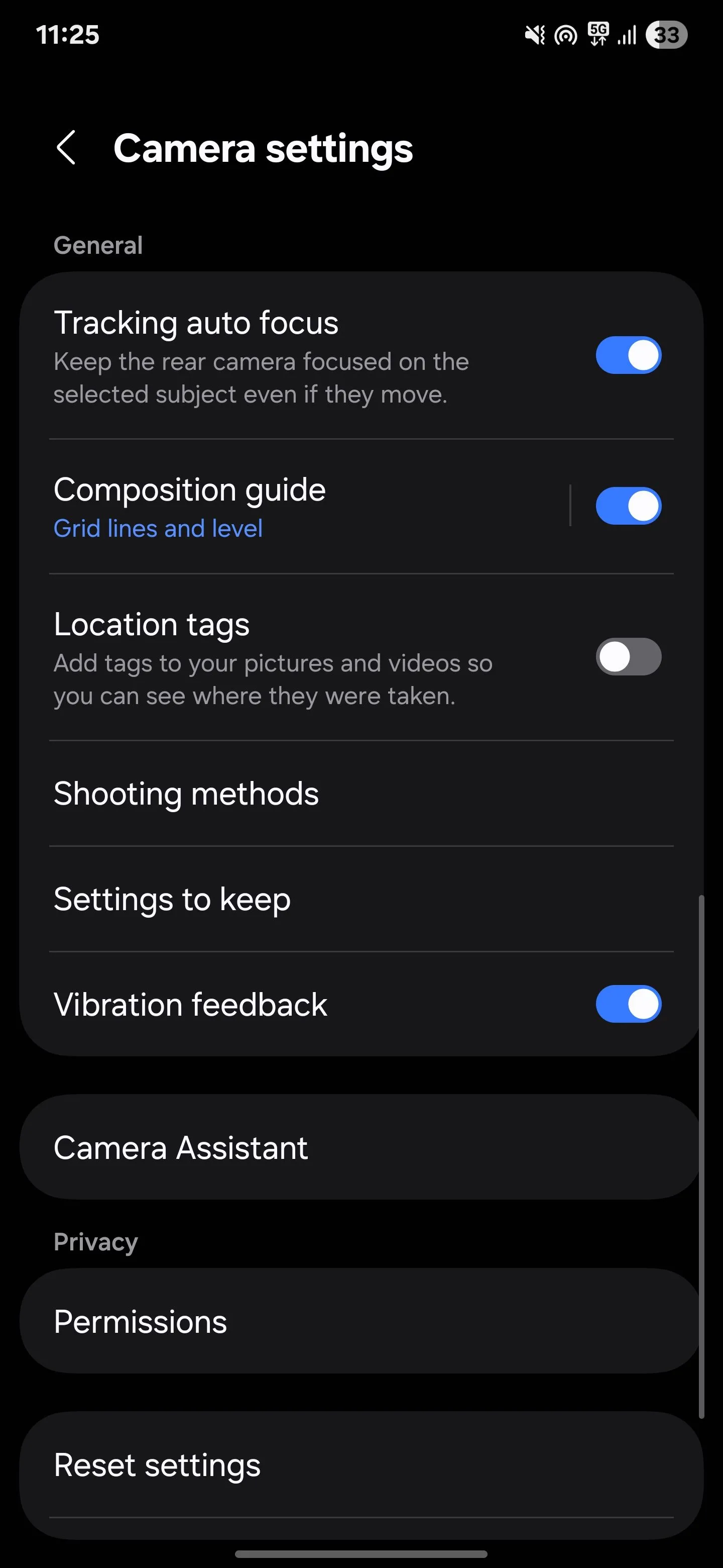 Menu cài đặt camera Samsung S25U, nơi người dùng có thể kích hoạt các tính năng chụp ảnh thông minh như nhận diện cử chỉ, giọng nói hoặc nụ cười tự động