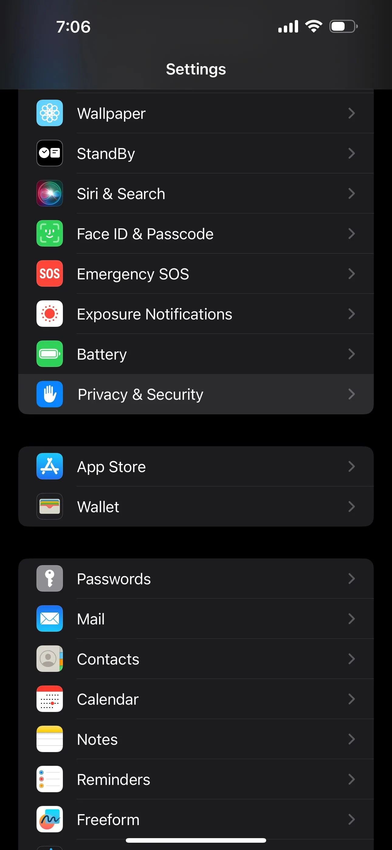 Menu cài đặt Dịch vụ Định vị trên iPhone, hiển thị danh sách các ứng dụng có quyền truy cập vị trí