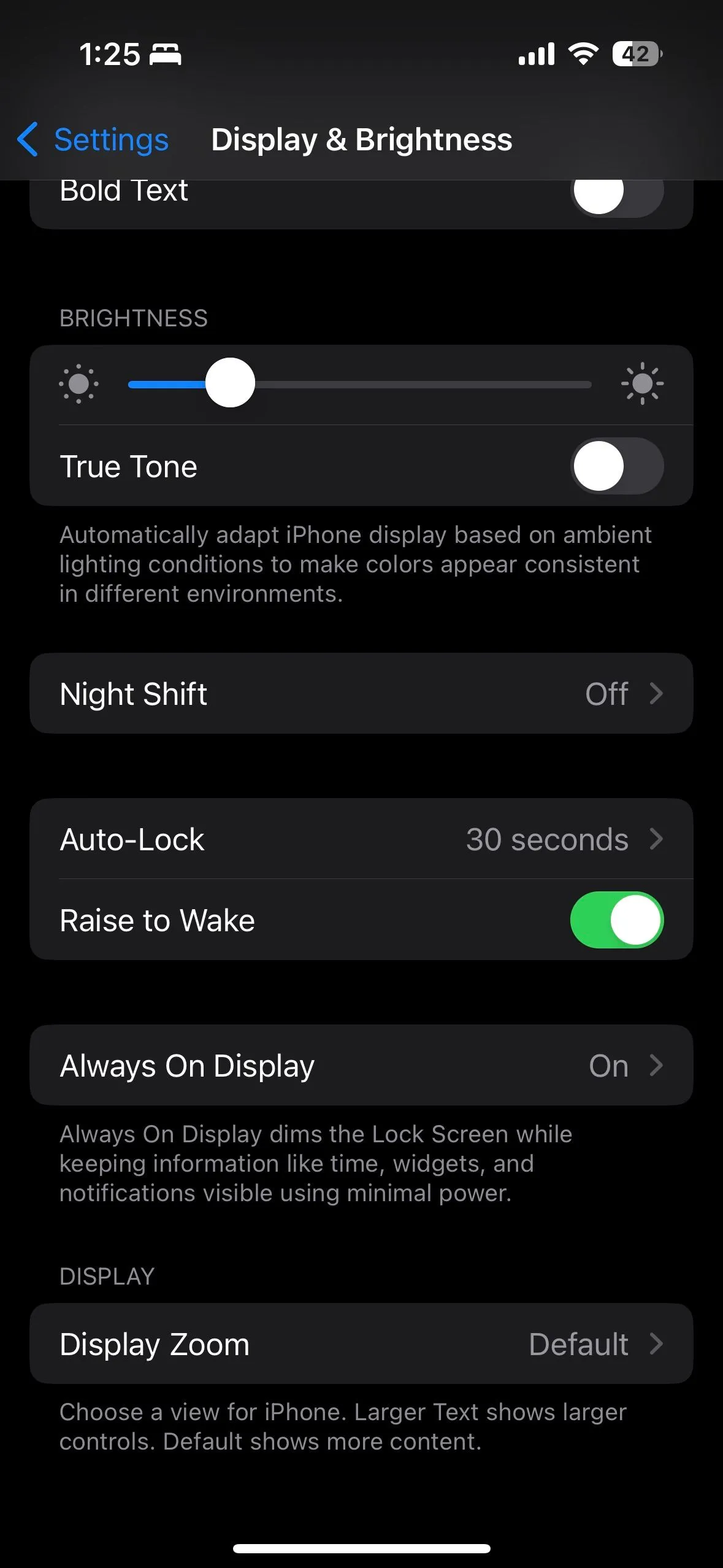 Menu cài đặt Hiển thị &amp; Độ sáng trên iOS 16, với tùy chọn Always On Display để tắt