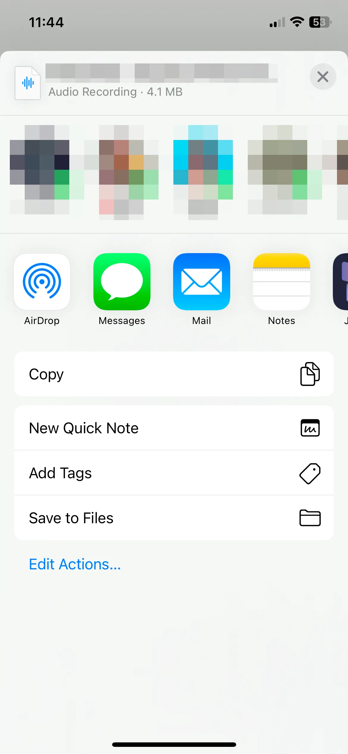 Menu Chia sẻ của một tệp âm thanh trong ứng dụng Tệp trên iPhone