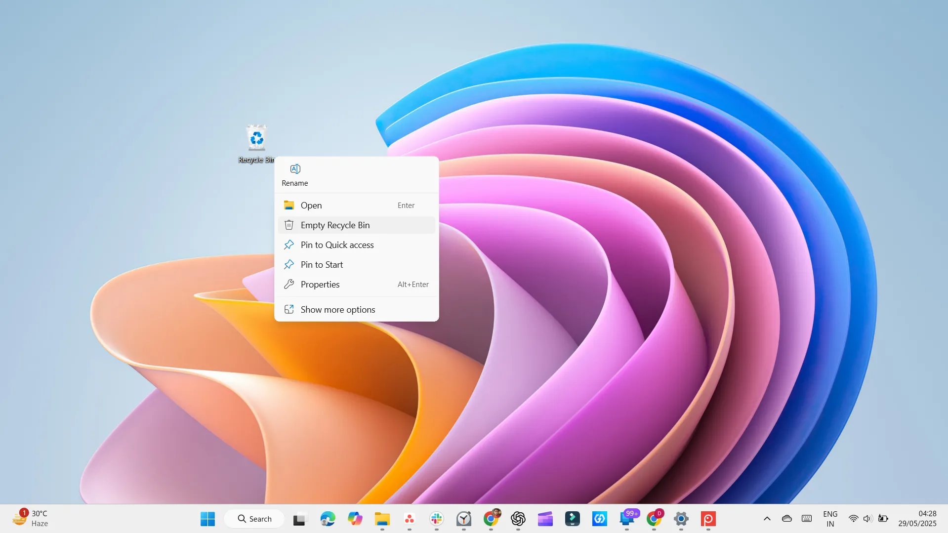 Menu ngữ cảnh hiển thị tùy chọn "Empty Recycle Bin" khi nhấp chuột phải vào biểu tượng Thùng rác trên Windows 11