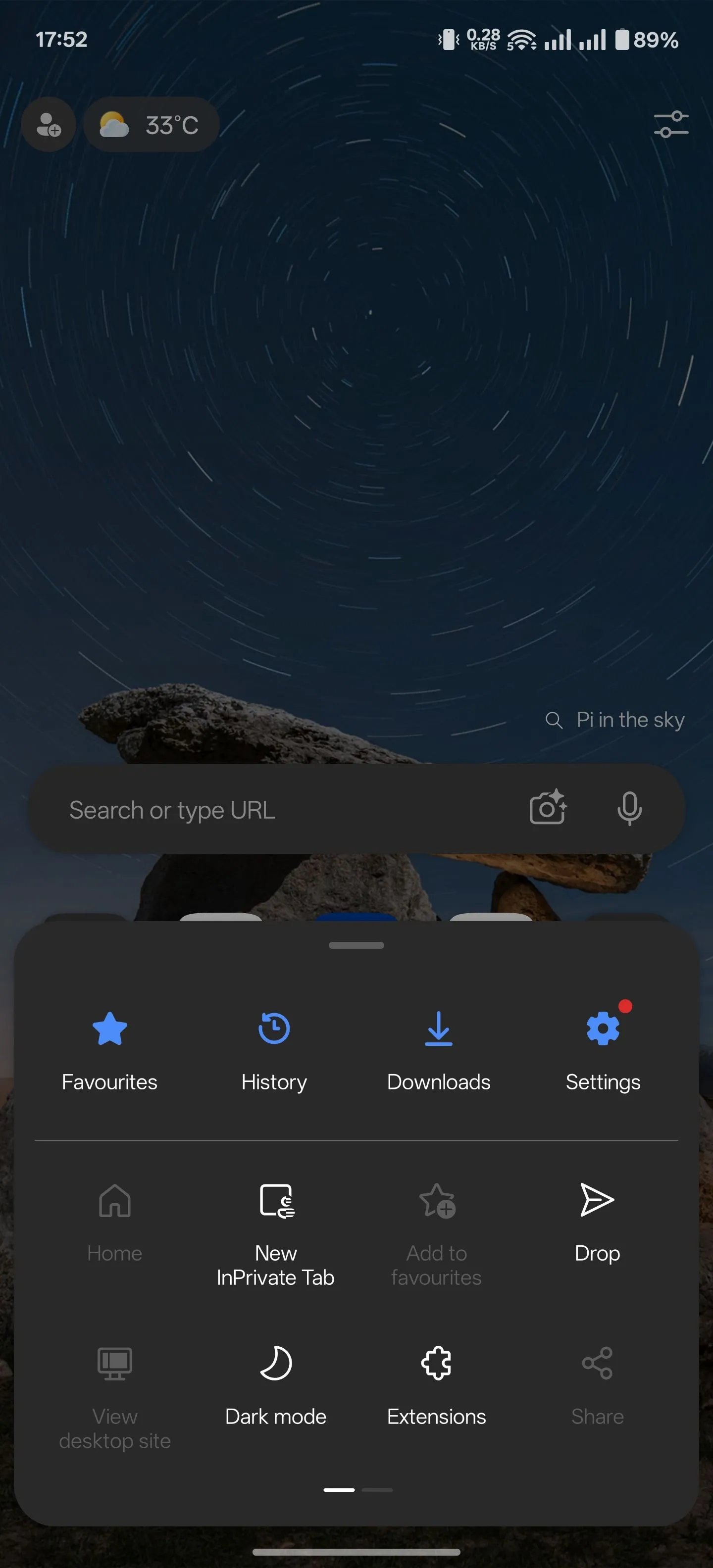 Menu tùy chọn của trình duyệt Microsoft Edge trên Android, hiển thị mục Tiện ích mở rộng.