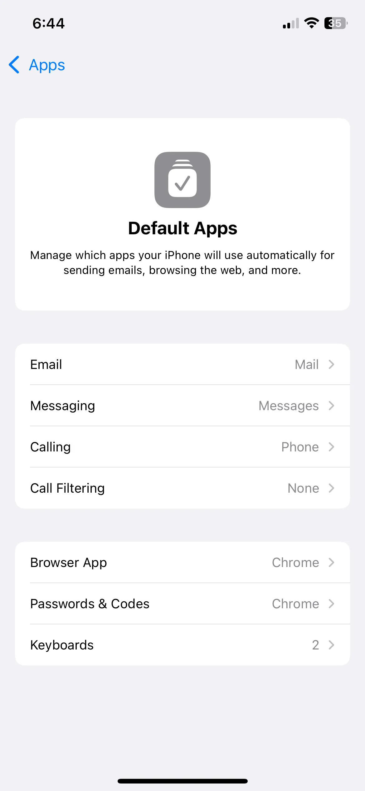 Menu Ứng dụng mặc định trên iPhone, cho phép người dùng thay đổi các ứng dụng mặc định.