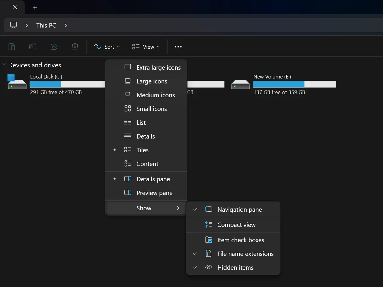 Menu View trong File Explorer hiển thị tùy chọn 'File name extensions' đã được bật giúp người dùng xem đuôi tệp