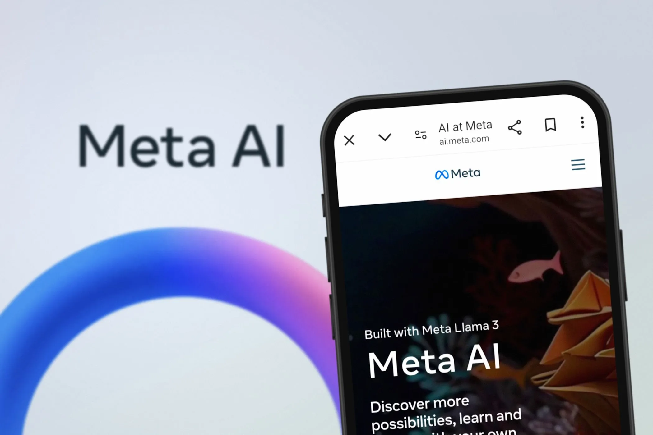 Meta AI hiển thị trên màn hình điện thoại thông minh và máy tính cá nhân