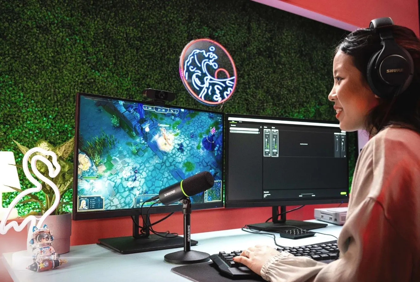 Micrô dynamic USB Shure MV6 trên bàn, phù hợp cho streamer hoặc game thủ