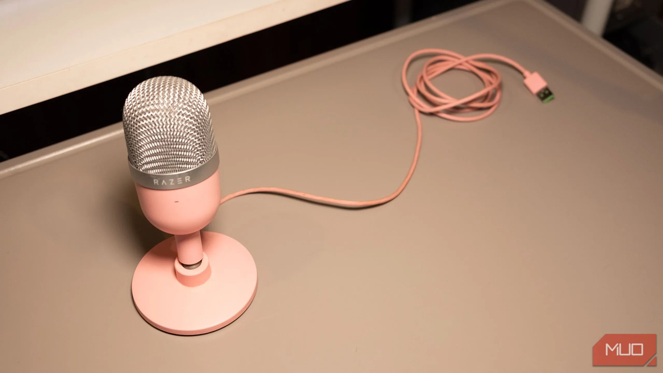 Micrô USB Razer Seiren Mini đặt trên bàn làm việc