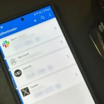 Microsoft Authenticator trên Samsung Galaxy S24 Ultra hiển thị mã xác thực và tùy chọn tài khoản