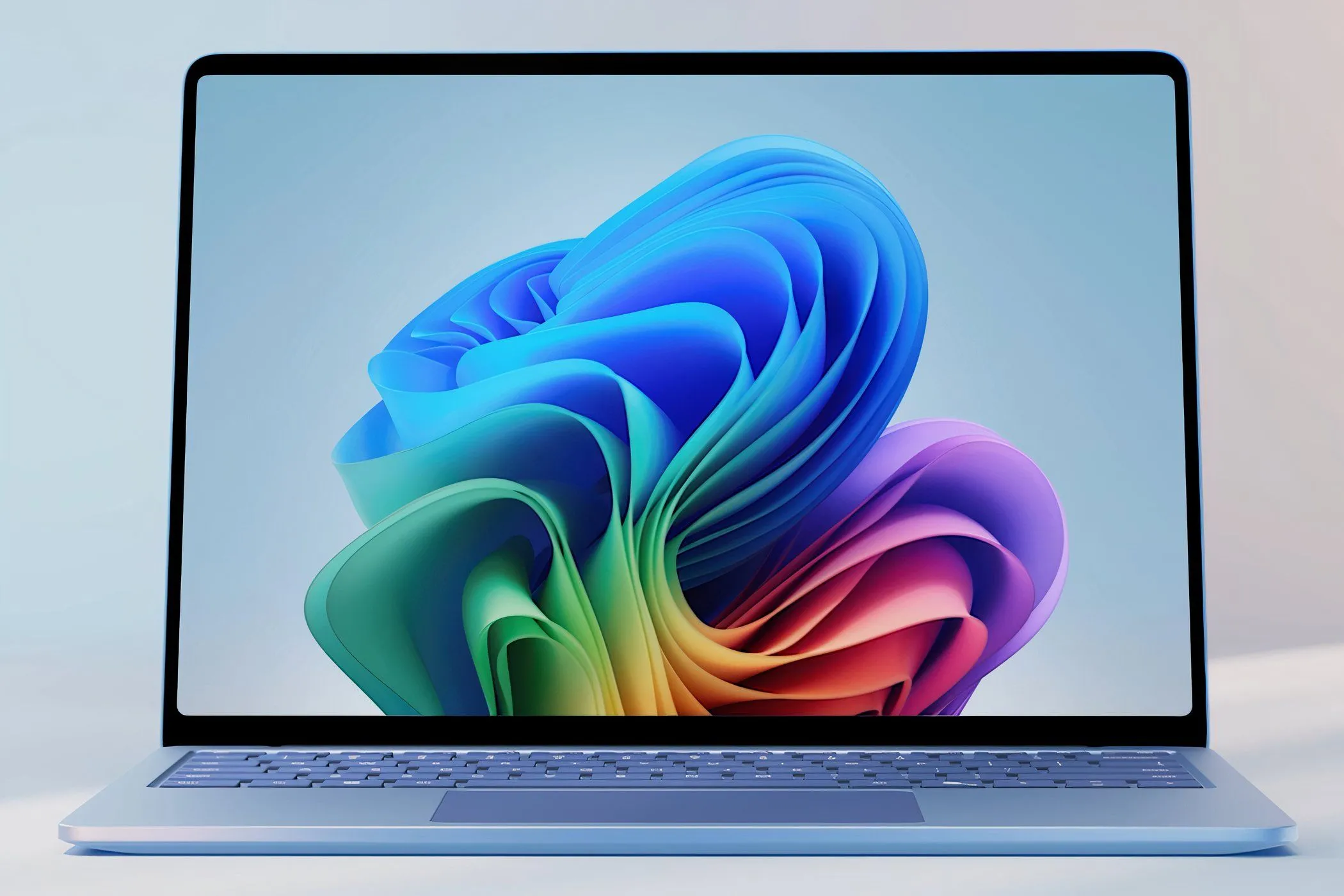 Microsoft Surface Laptop Thế hệ 7 màu bạch kim mở ra, hiển thị màn hình IPS 13.8 inch tỷ lệ 3:2, bàn phím và touchpad haptic, đặt trên bề mặt phẳng, biểu trưng cho thiết bị cao cấp chạy Snapdragon X Elite.