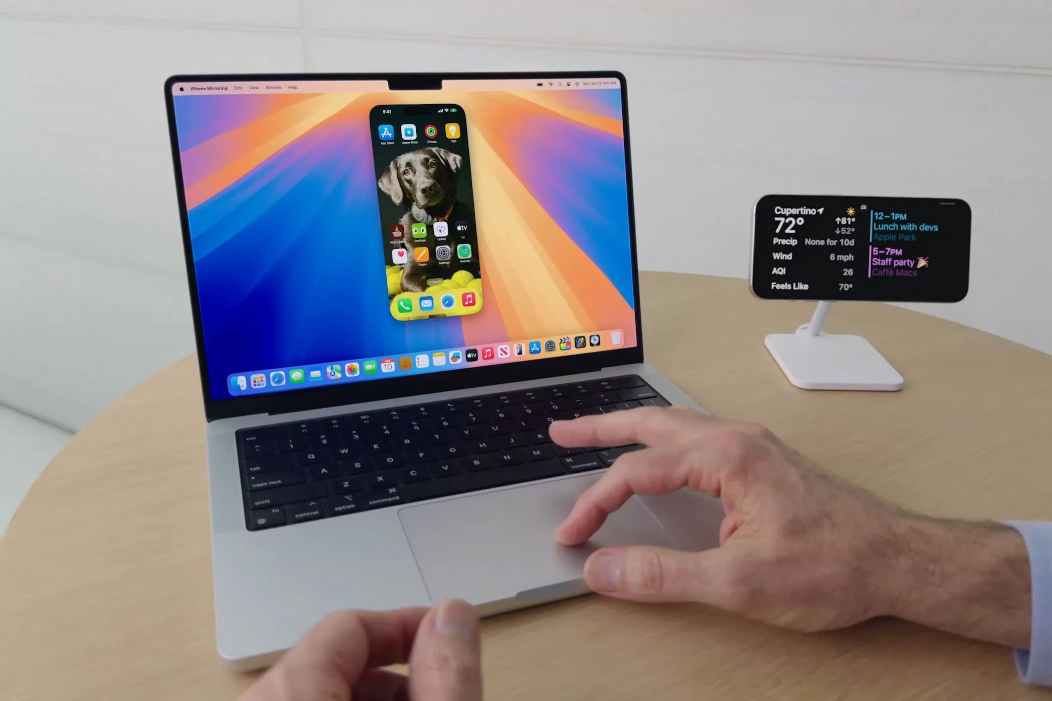 Minh họa tính năng iPhone Mirroring hiển thị màn hình iPhone trên MacBook chạy macOS Sequoia.