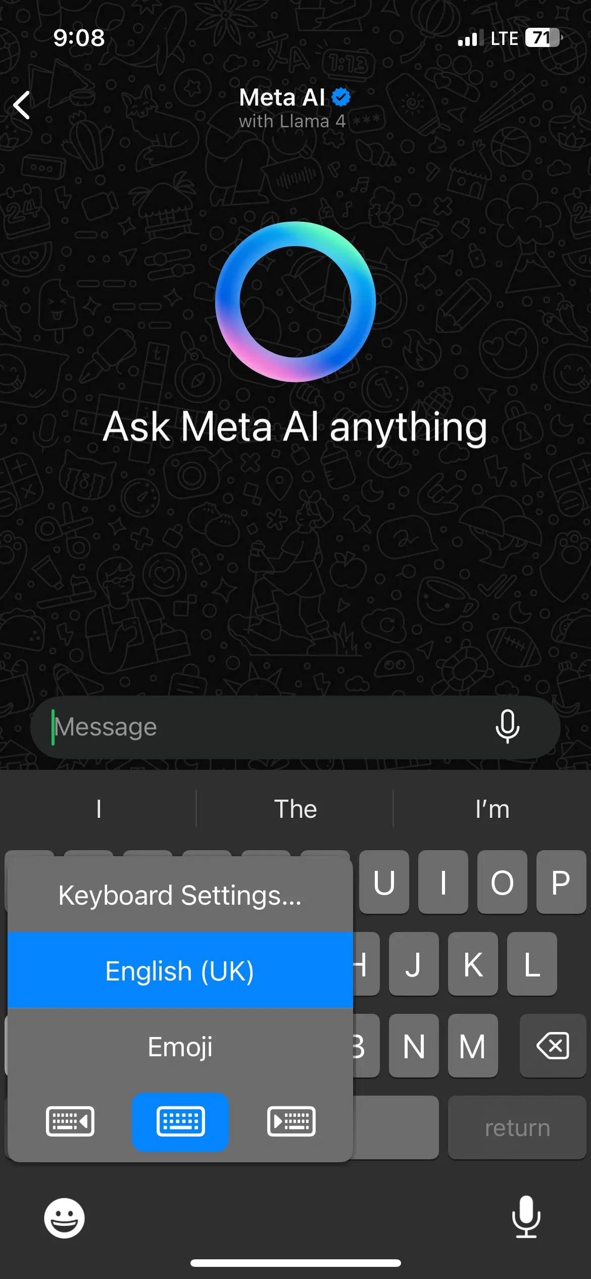 Mở cài đặt bàn phím iPhone trong ứng dụng WhatsApp để dịch chuyển vị trí bàn phím