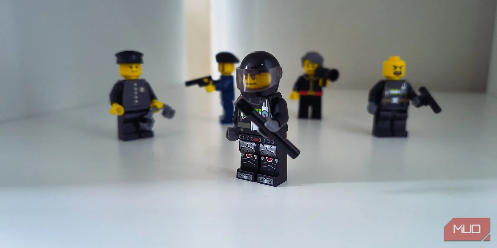 Mô hình Lego mô phỏng cuộc đột kích của cảnh sát, ám chỉ hoạt động giám sát của cơ quan thực thi pháp luật trên dark web