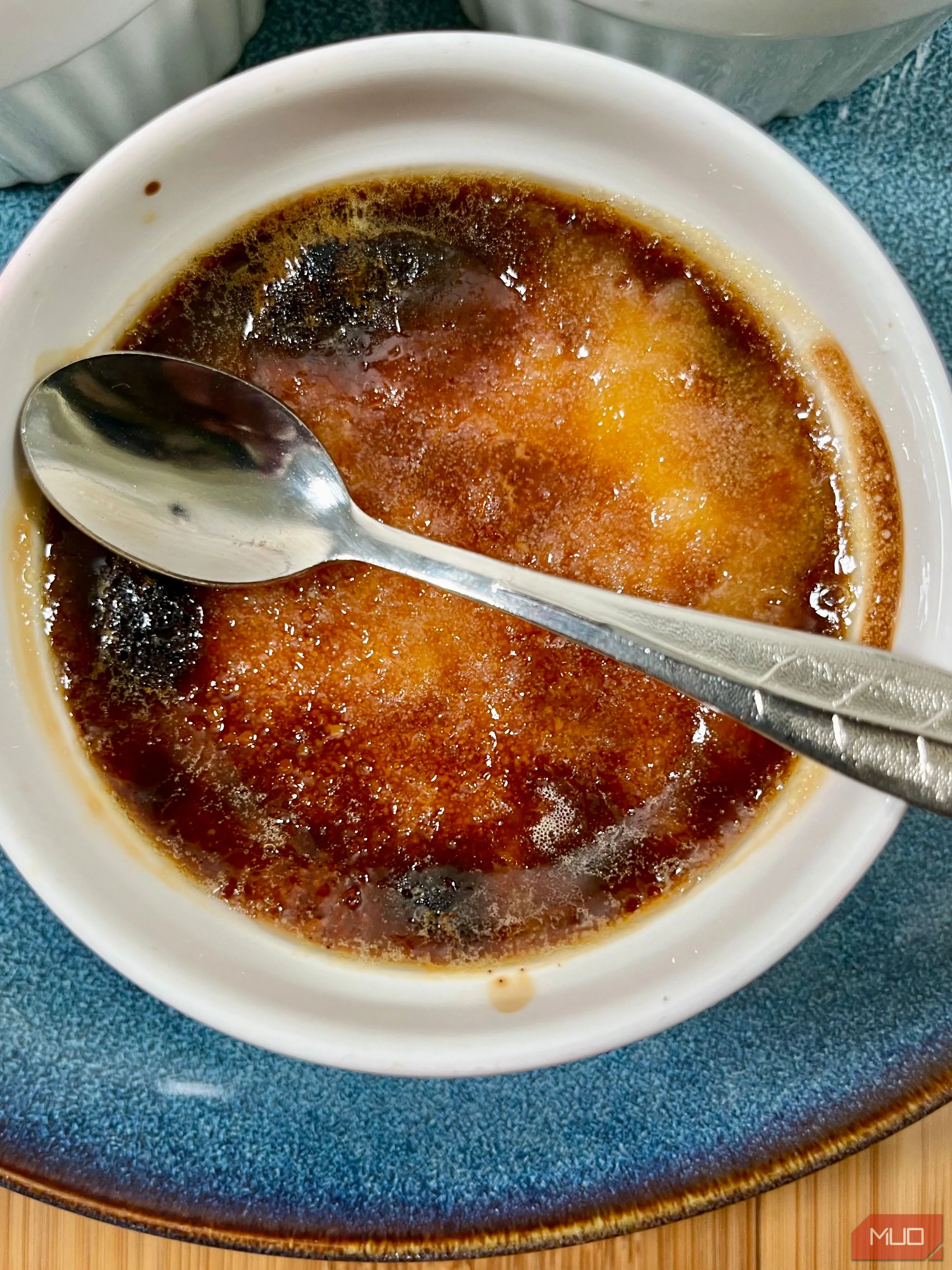 Món kem brûlée hấp dẫn với lớp đường caramel cháy cạnh, được chiếu sáng tự nhiên
