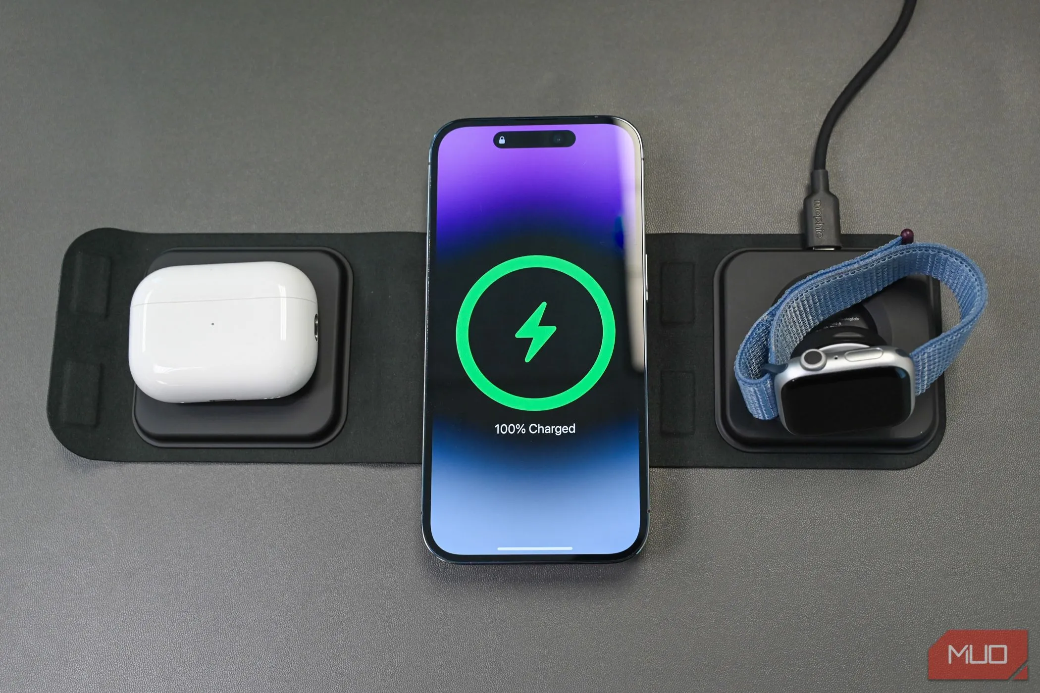 Mophie 3-in-1 bộ sạc du lịch, minh họa khả năng sạc tối ưu qua đêm