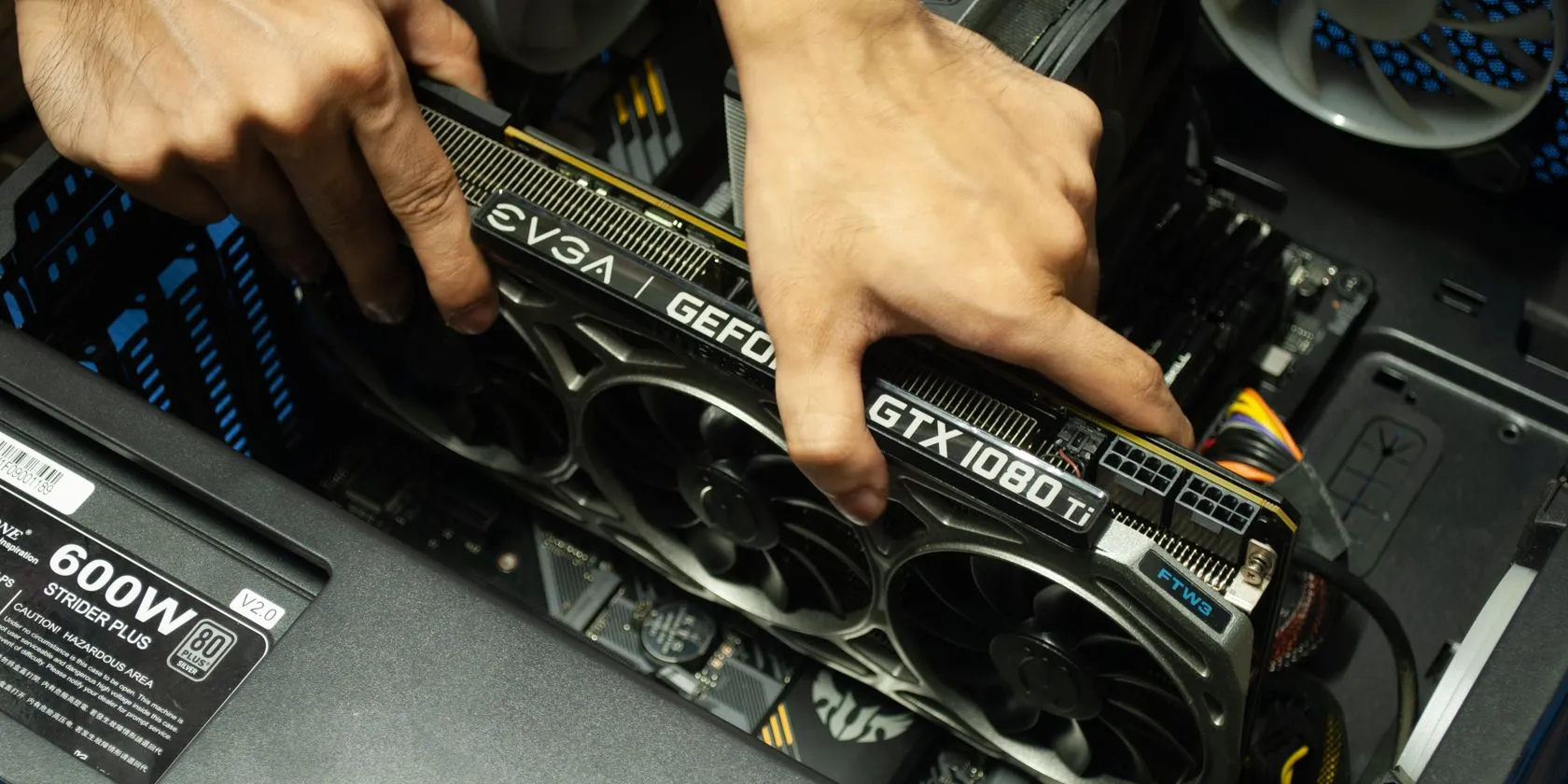 Một card đồ họa đang được lắp vào khe PCIe trên bo mạch chủ, minh họa quá trình xây dựng PC và khả năng sử dụng linh kiện đã qua sử dụng