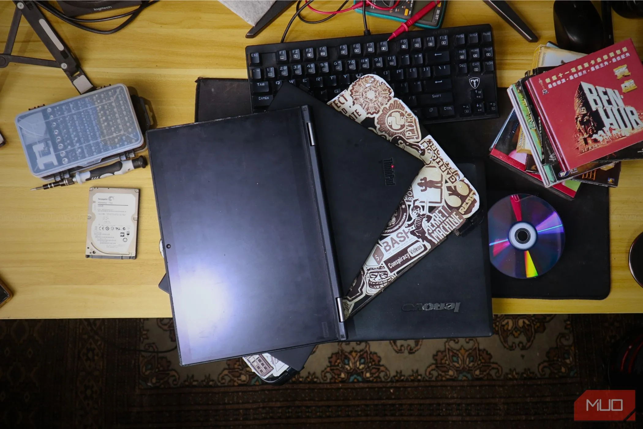 Một chồng các laptop cũ minh họa việc thiết bị lạc hậu có thể ảnh hưởng đến kết quả kiểm tra tốc độ mạng