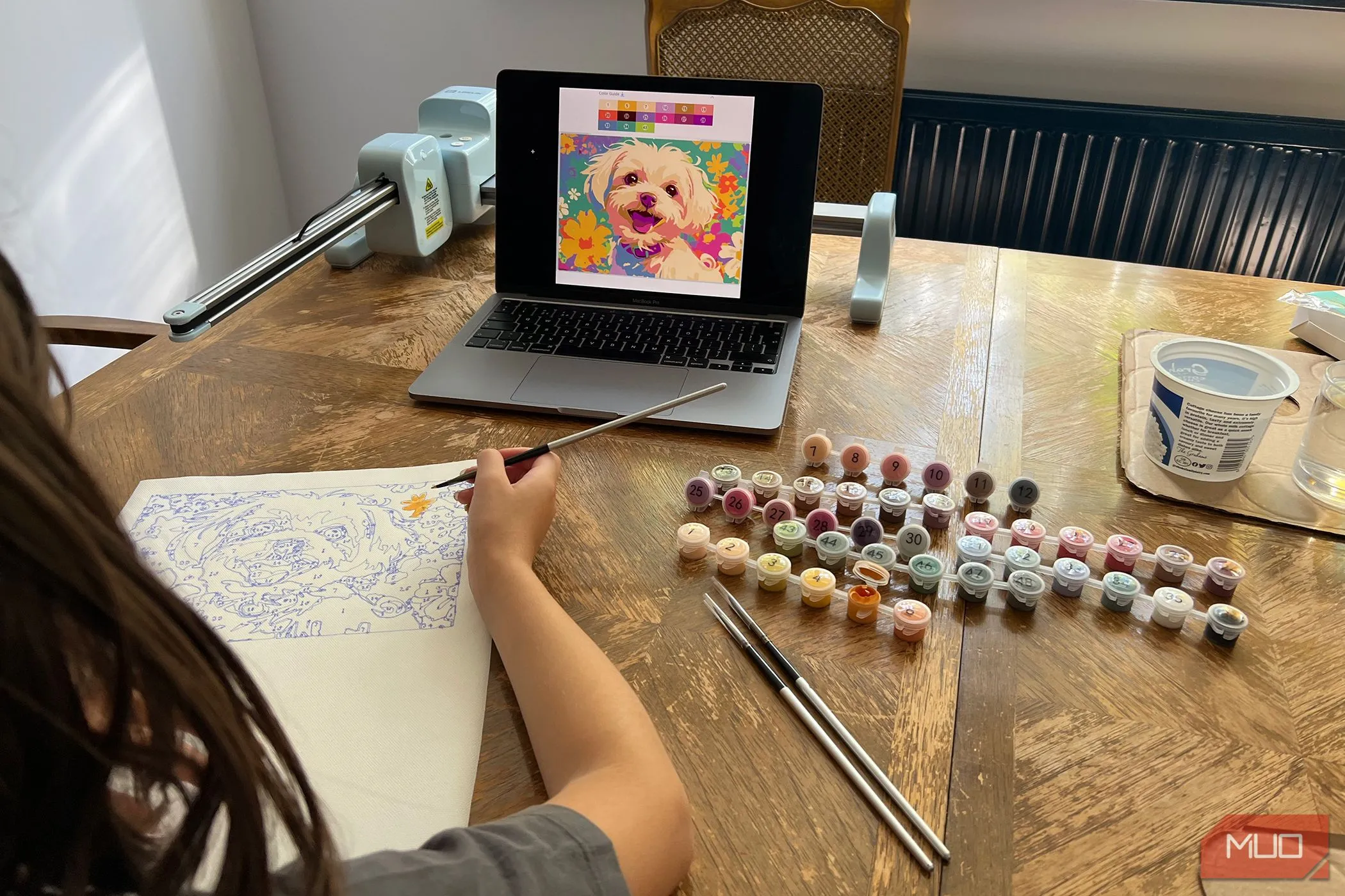 Một em bé đang tô màu tranh chó vẽ theo số do máy LOKLiK iPaint tạo ra