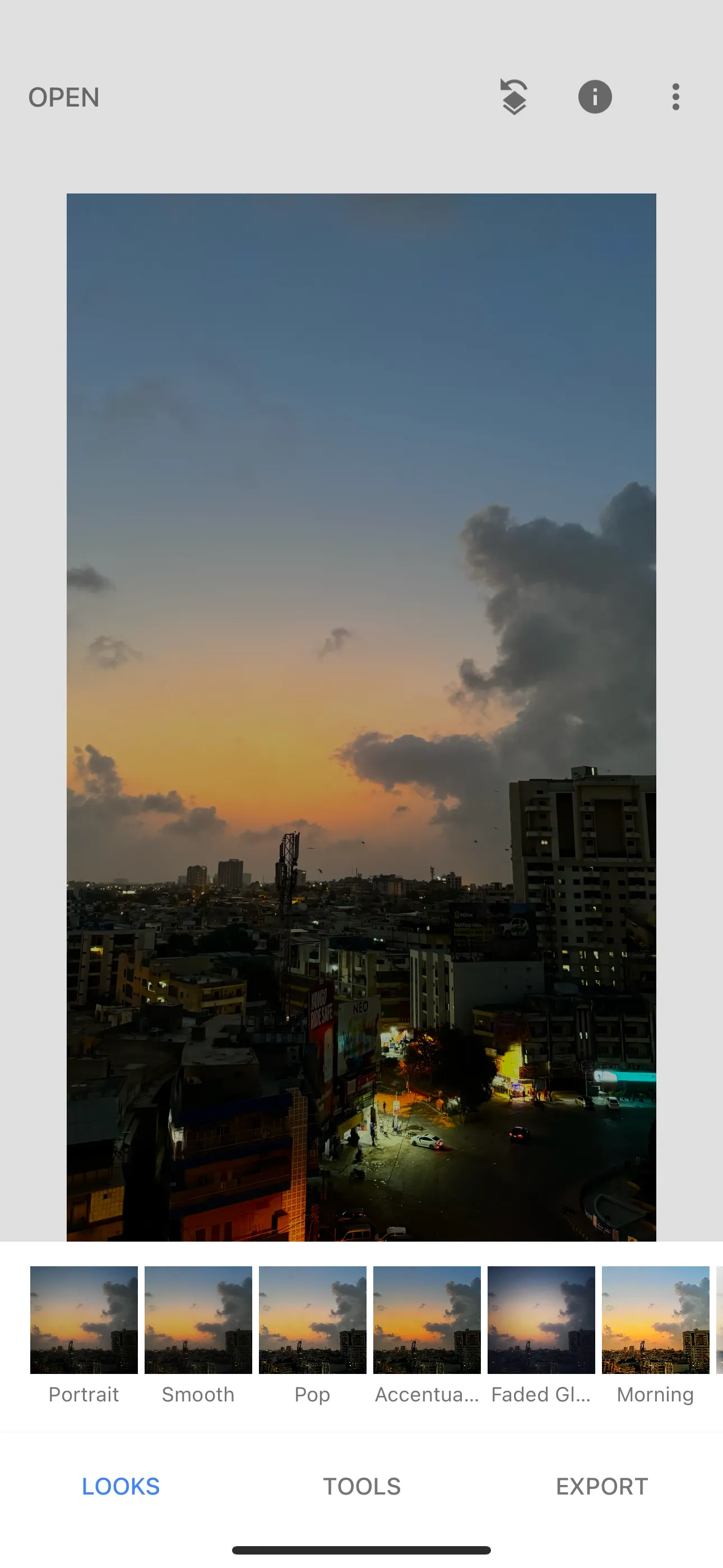 Một hình ảnh đang được chỉnh sửa trong giao diện ứng dụng Snapseed của Google, hiển thị các công cụ và bộ lọc