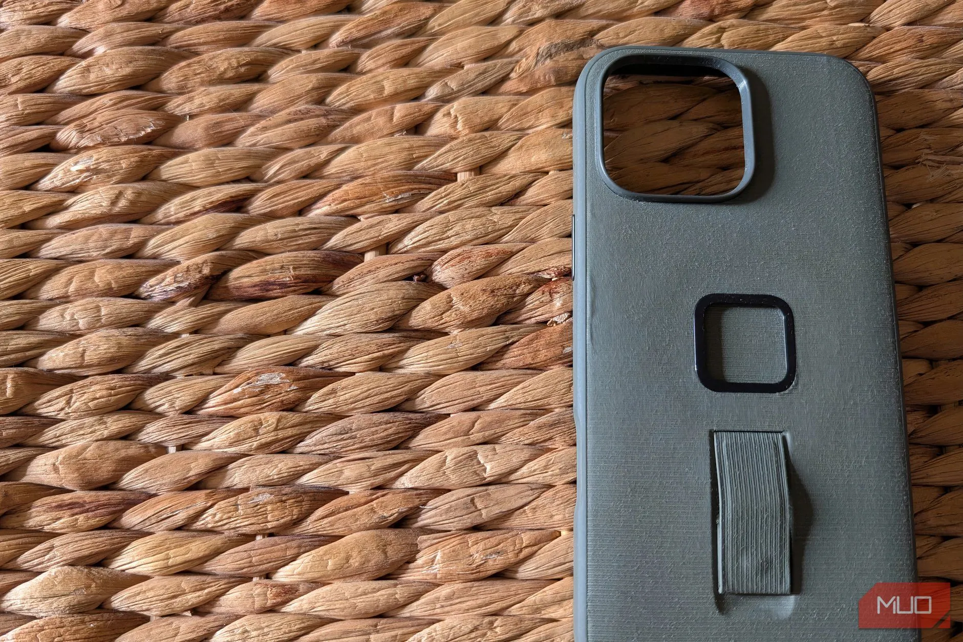 Một loại ốp lưng iPhone chuyên dụng đặt trên bề mặt thô ráp, thể hiện các tính năng đặc biệt ngoài bảo vệ cơ bản