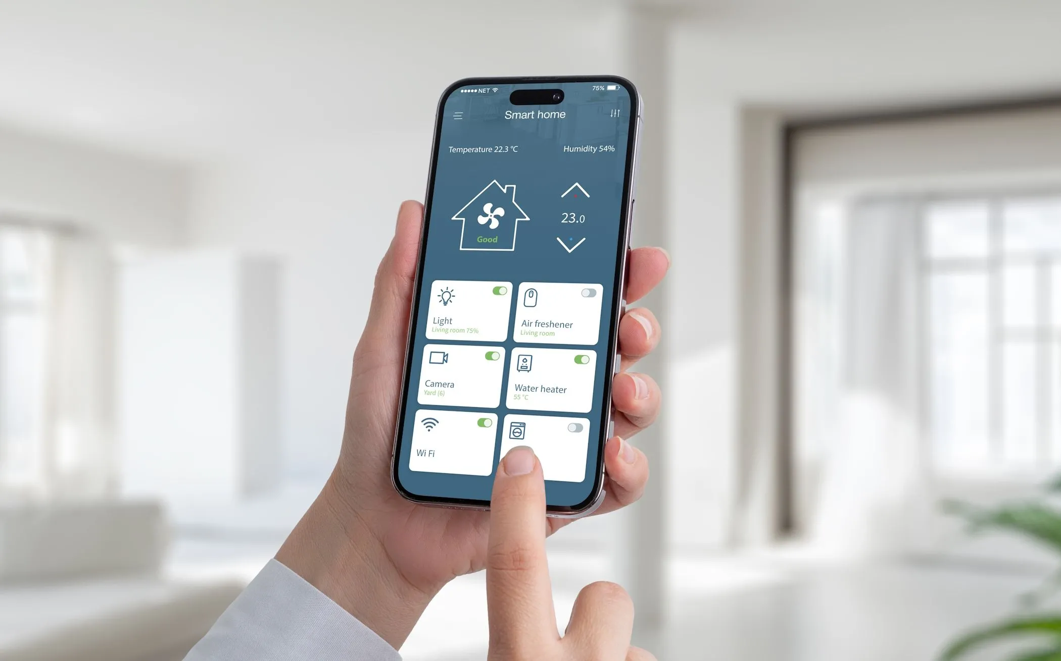 Một người đàn ông đang sử dụng iPhone để điều khiển các thiết bị nhà thông minh