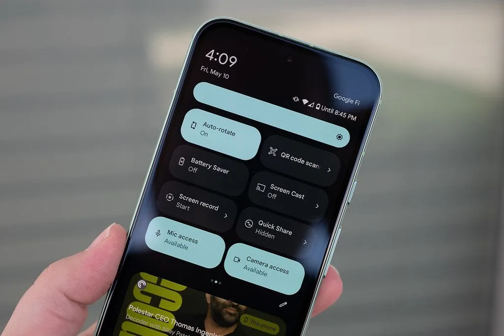 Một người đang cầm chiếc điện thoại Google Pixel 8a, minh họa thiết bị có thể áp dụng lớp phủ ceramic để bảo vệ màn hình.