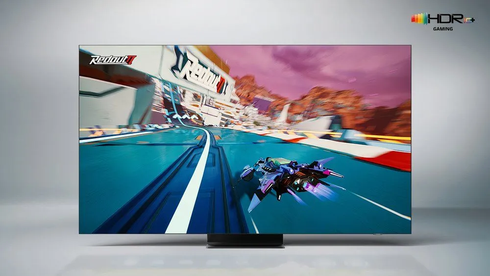 Một người đang chơi game trên TV Samsung với công nghệ HDR10+ mang lại trải nghiệm hình ảnh sống động và độ tương phản cao