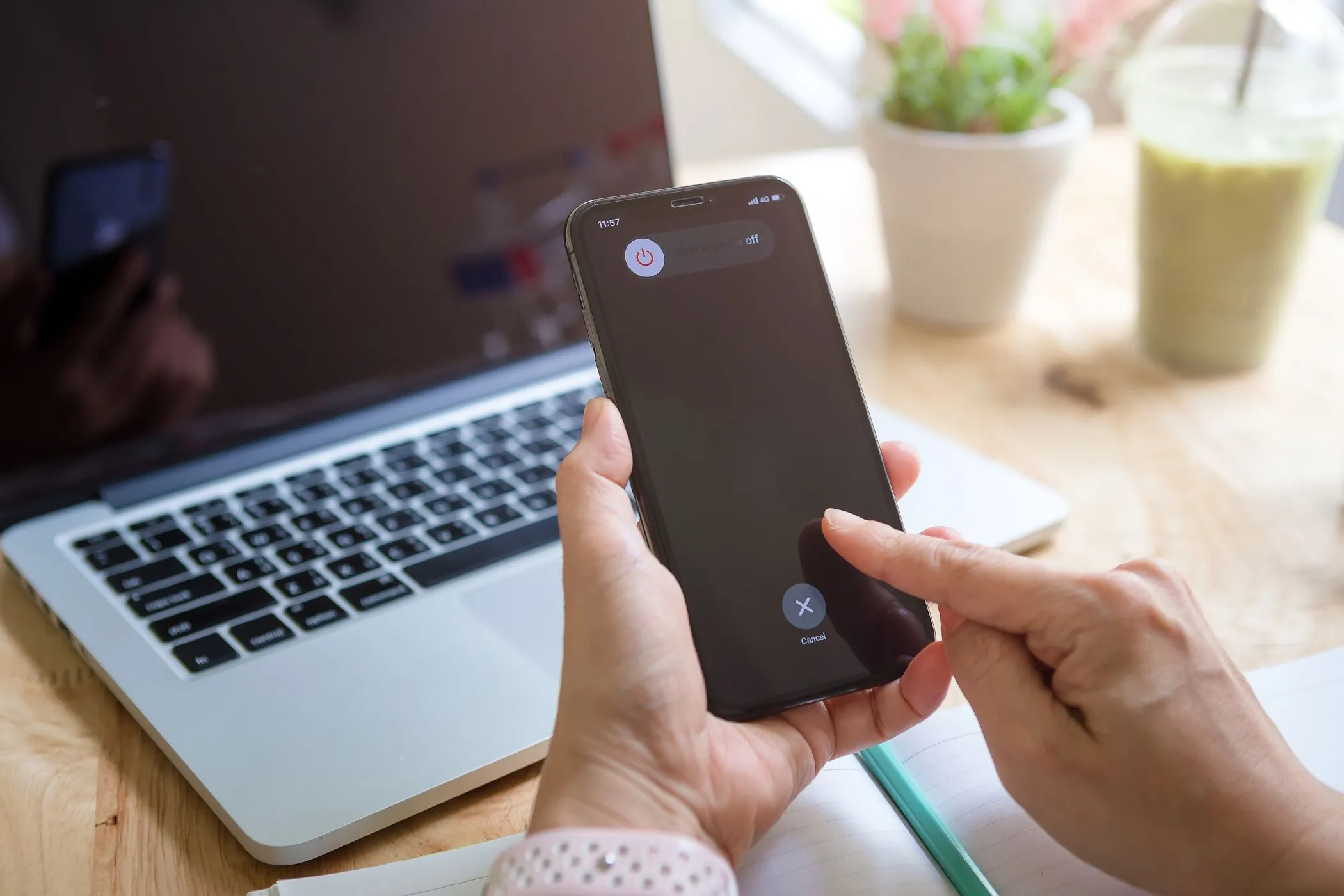 Một người đang cố tắt nguồn chiếc iPhone của mình, liên quan đến tốc độ sạc