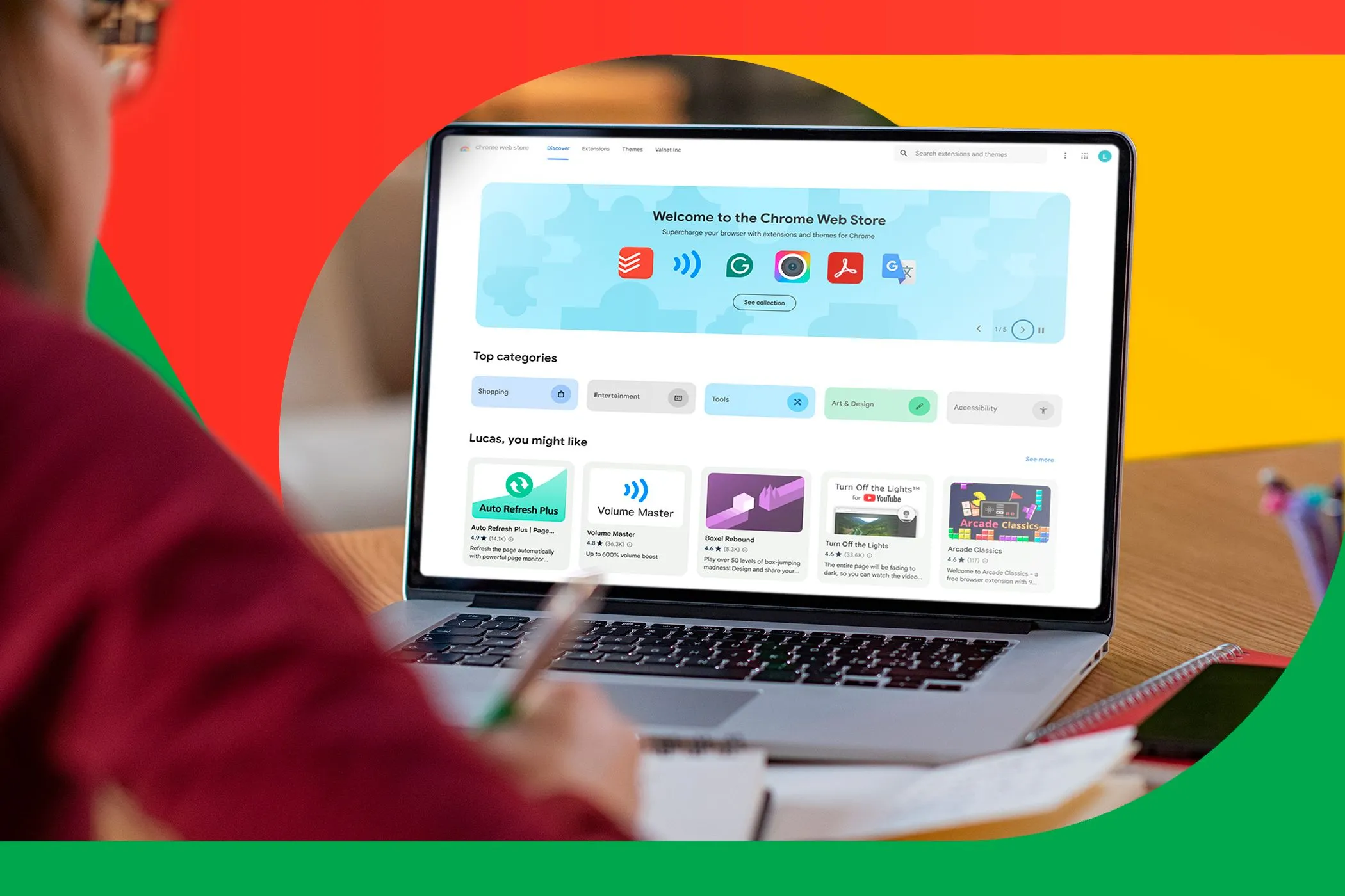 Một người đang học bằng máy tính xách tay với Chrome Web Store mở, biểu tượng cảnh báo an ninh mạng.