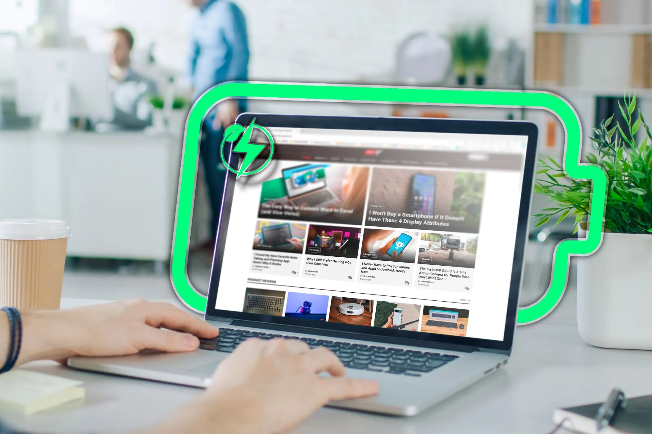 Một người đang sử dụng trình duyệt Microsoft Edge trên máy tính xách tay với biểu tượng tiết kiệm pin hiển thị, minh họa khả năng tối ưu năng lượng của trình duyệt Edge giúp kéo dài thời lượng pin cho laptop Windows.