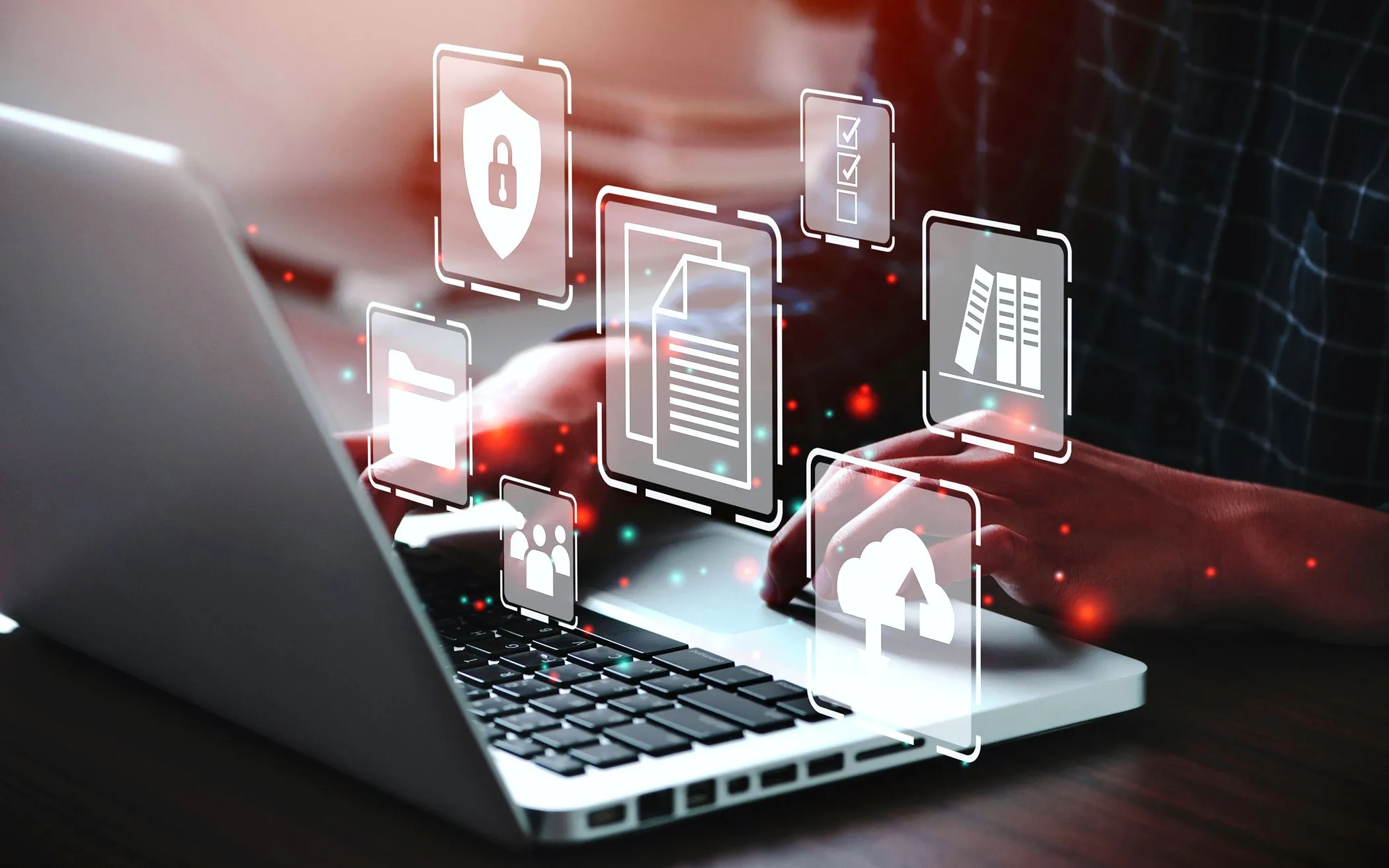 Một người dùng đang tải tệp lên dịch vụ lưu trữ đám mây từ laptop, minh họa sự tiện lợi và linh hoạt của việc mở rộng không gian lưu trữ trực tuyến.